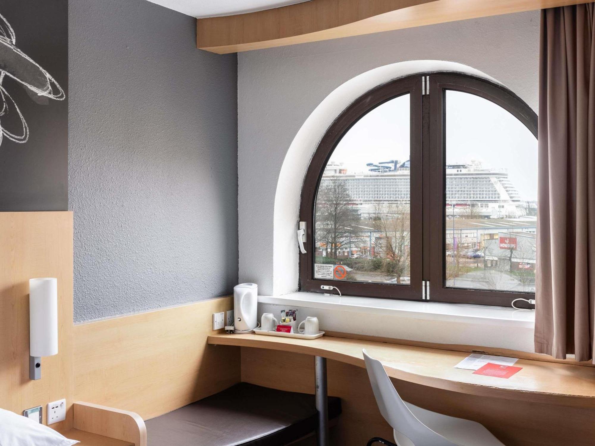Standard Doppelzimmer mit Hafenblick