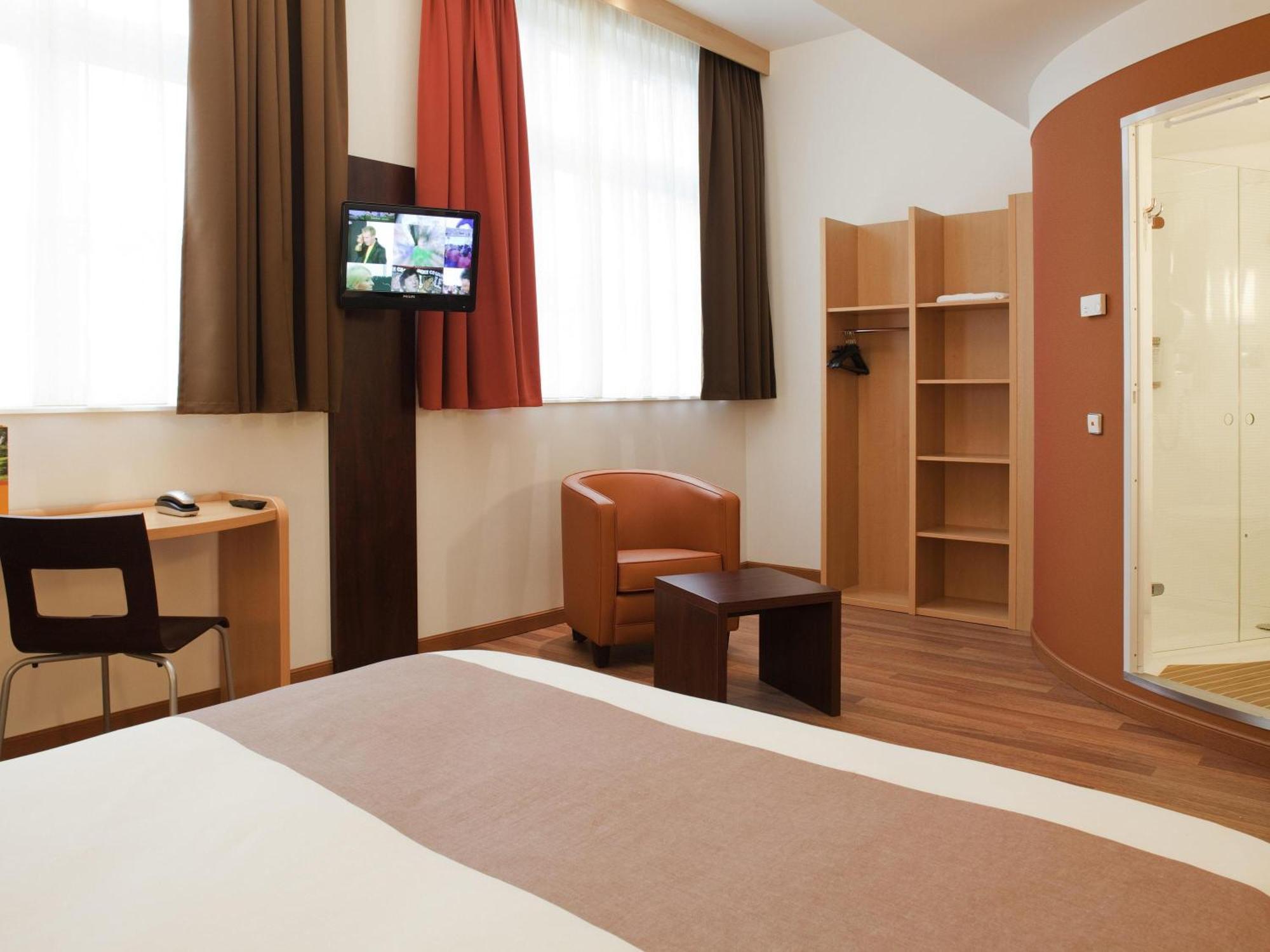 Dreibettzimmer mit 1 Doppelbett und 1 Etagenbett
