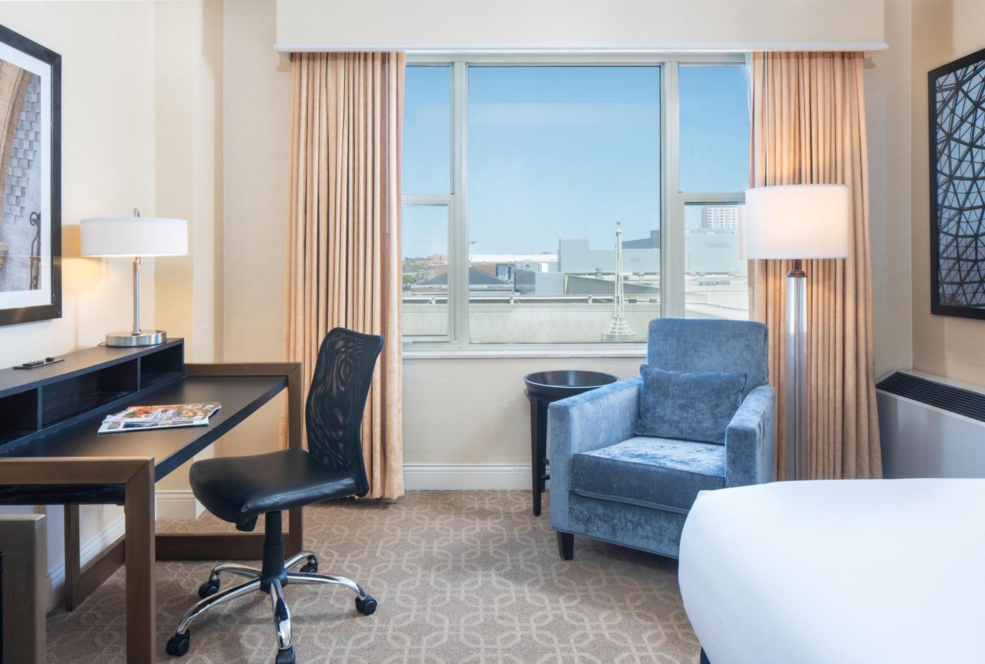 King Room with Roll-In Shower - Mobility Access