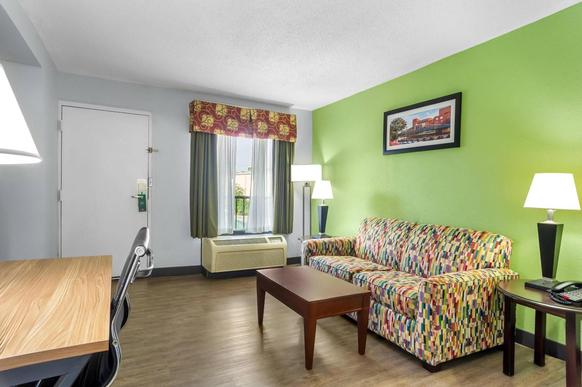 Queen Suite with Sofa Bed - Non-Smoking