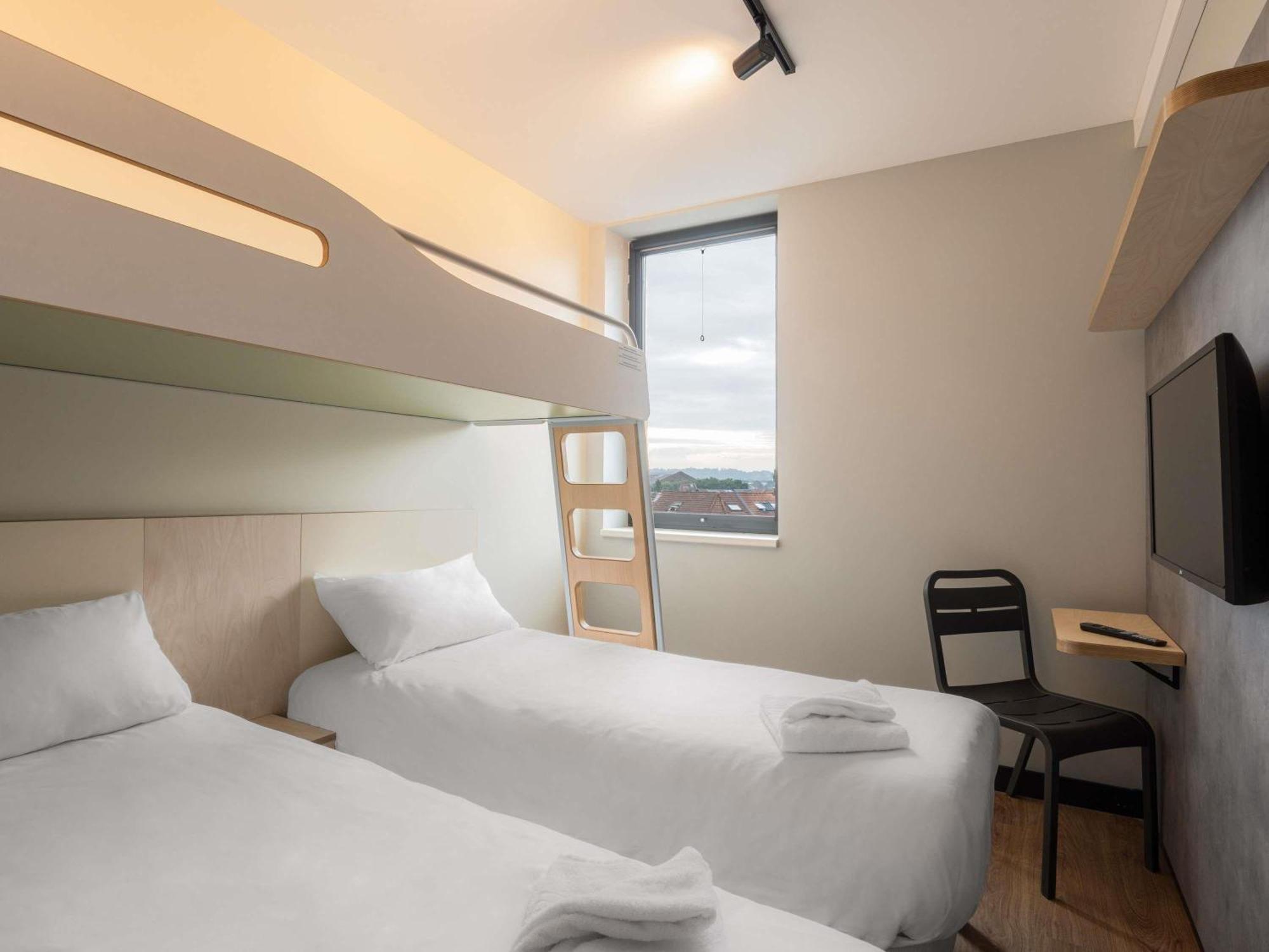 Standaard Kamer met 2 Eenpersoonsbedden en 1 Stapelbed