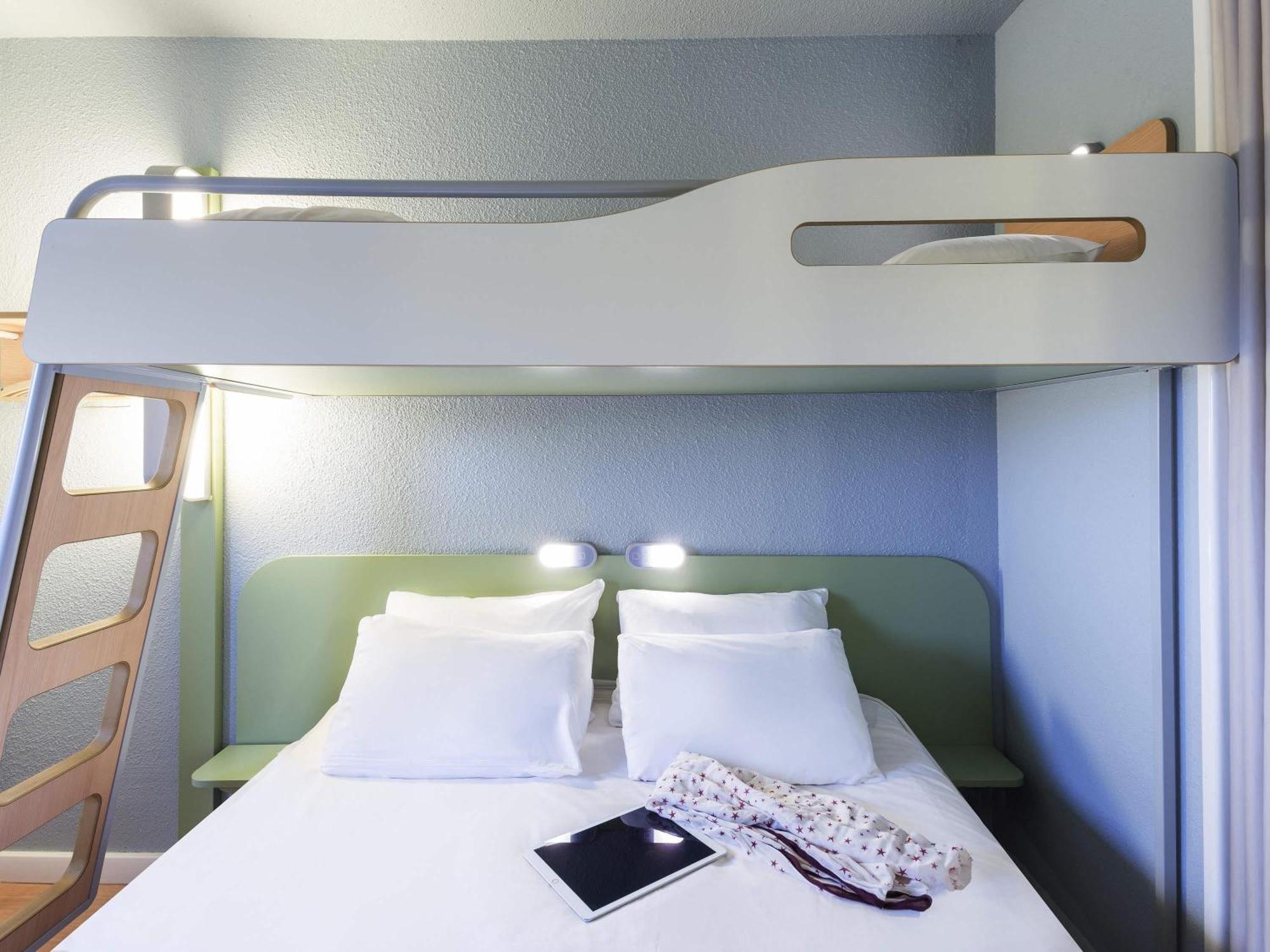 Chambre Triple avec 1 Lit Double et 1 Lit Superposé