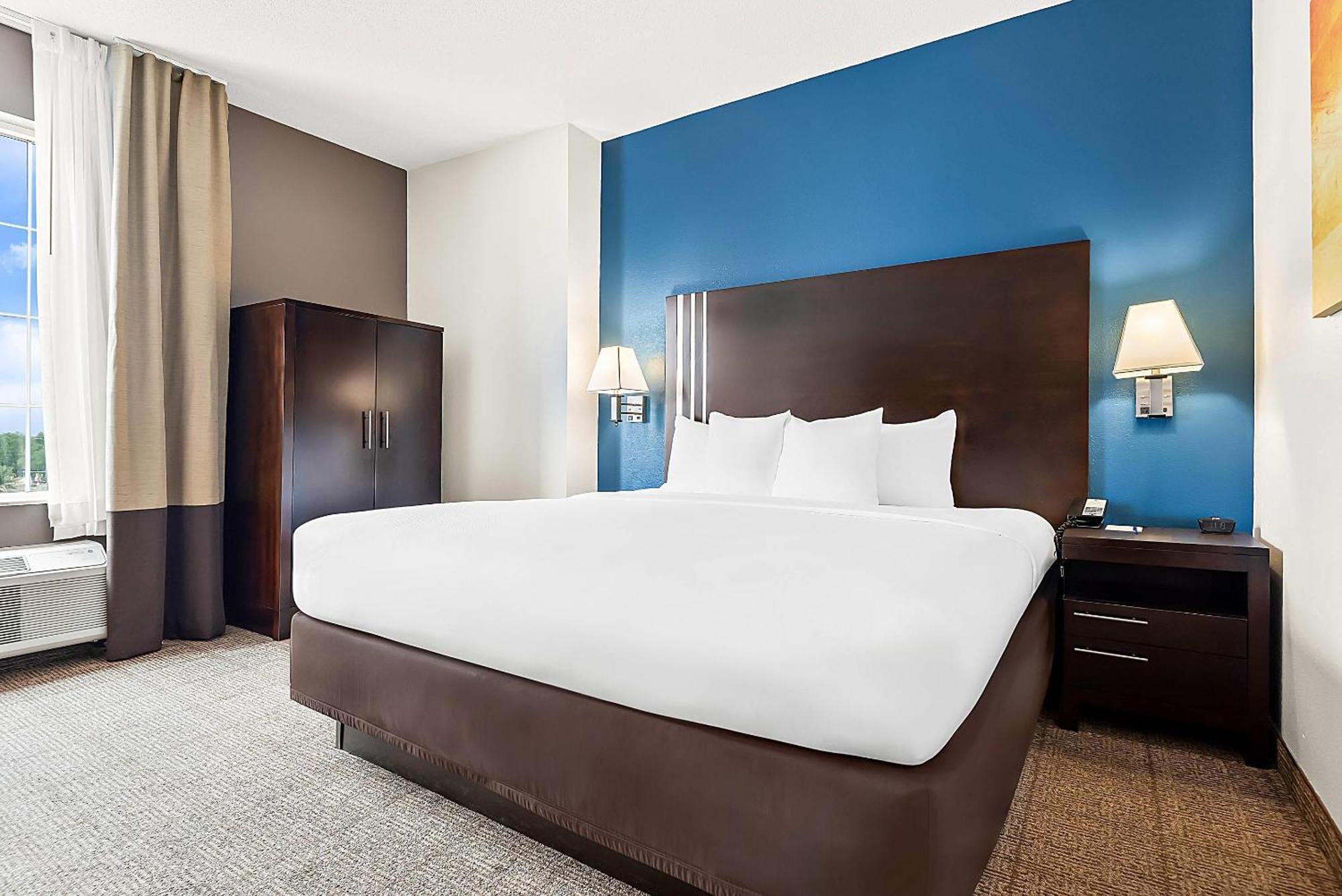 Quarto com Cama King-size e Chuveiro Acessível a Cadeirantes - Acessível para Hóspedes com Mobilidade Reduzida/Não Fumantes