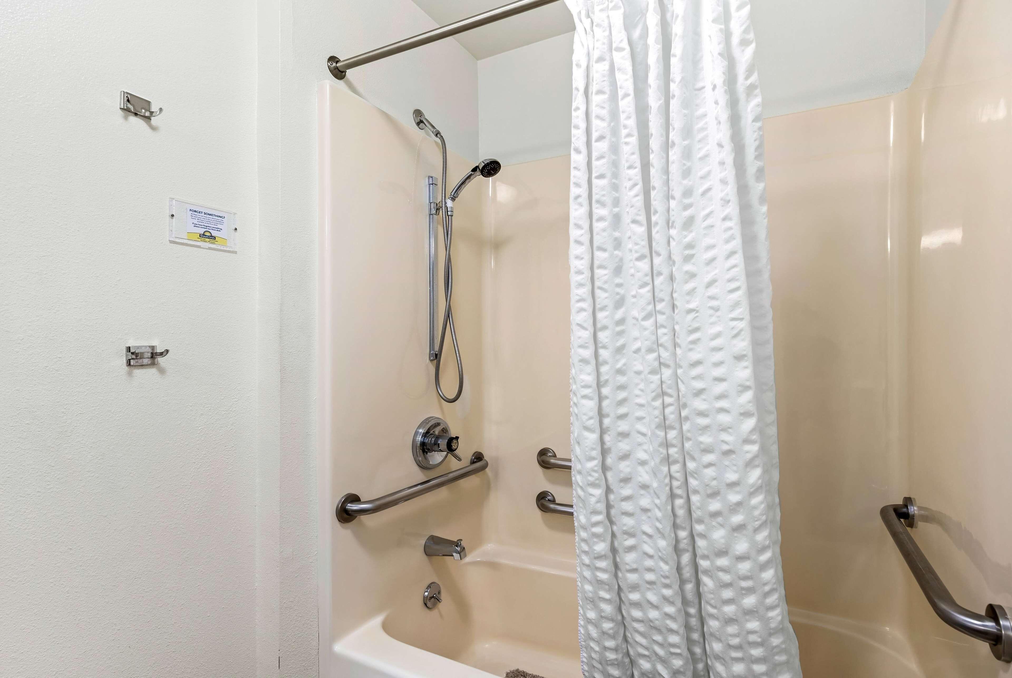 Queen Room - Mobility Access/Non-Smoking