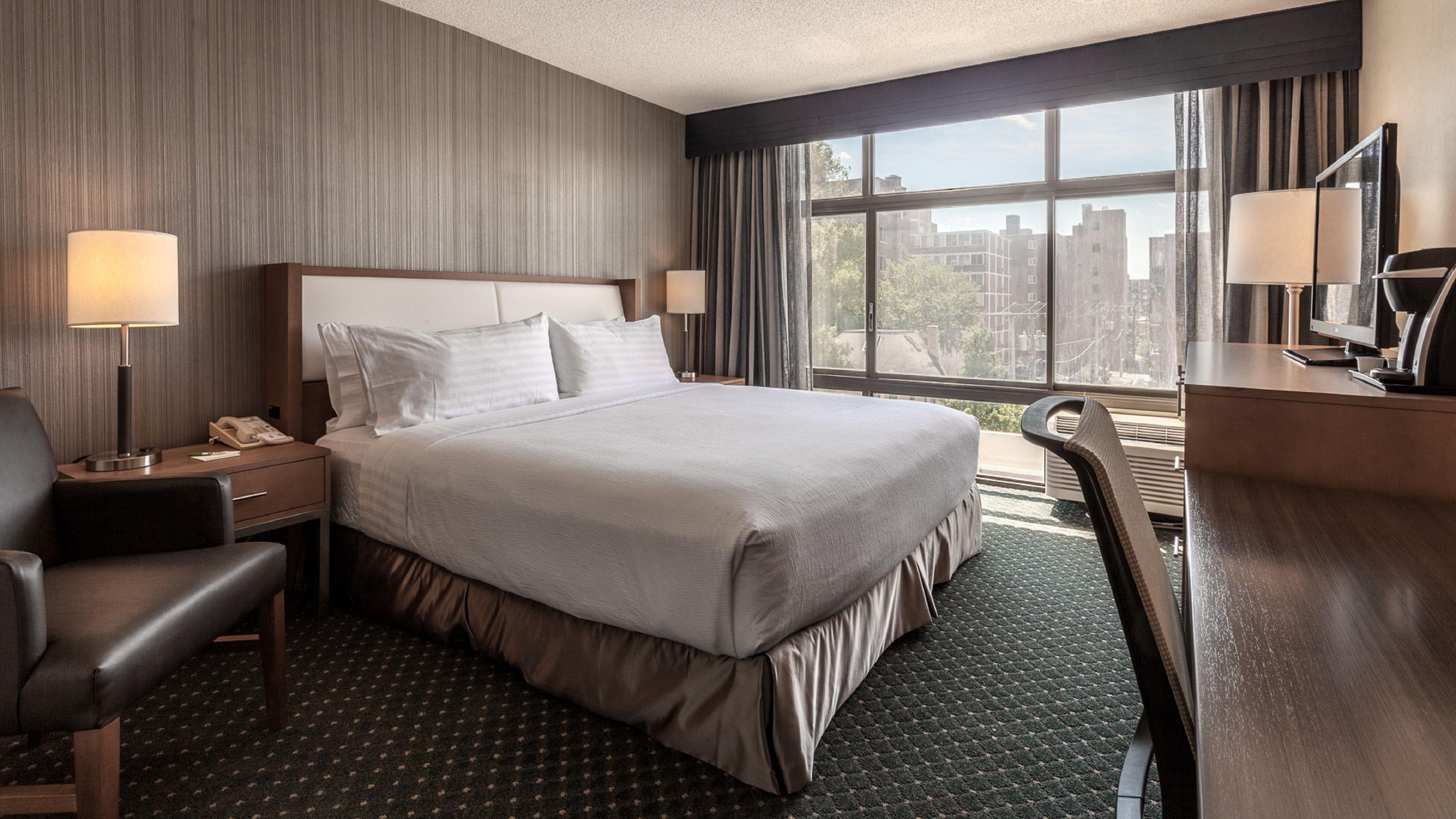 King Room - Hearing Accessible - Roll-in Shower