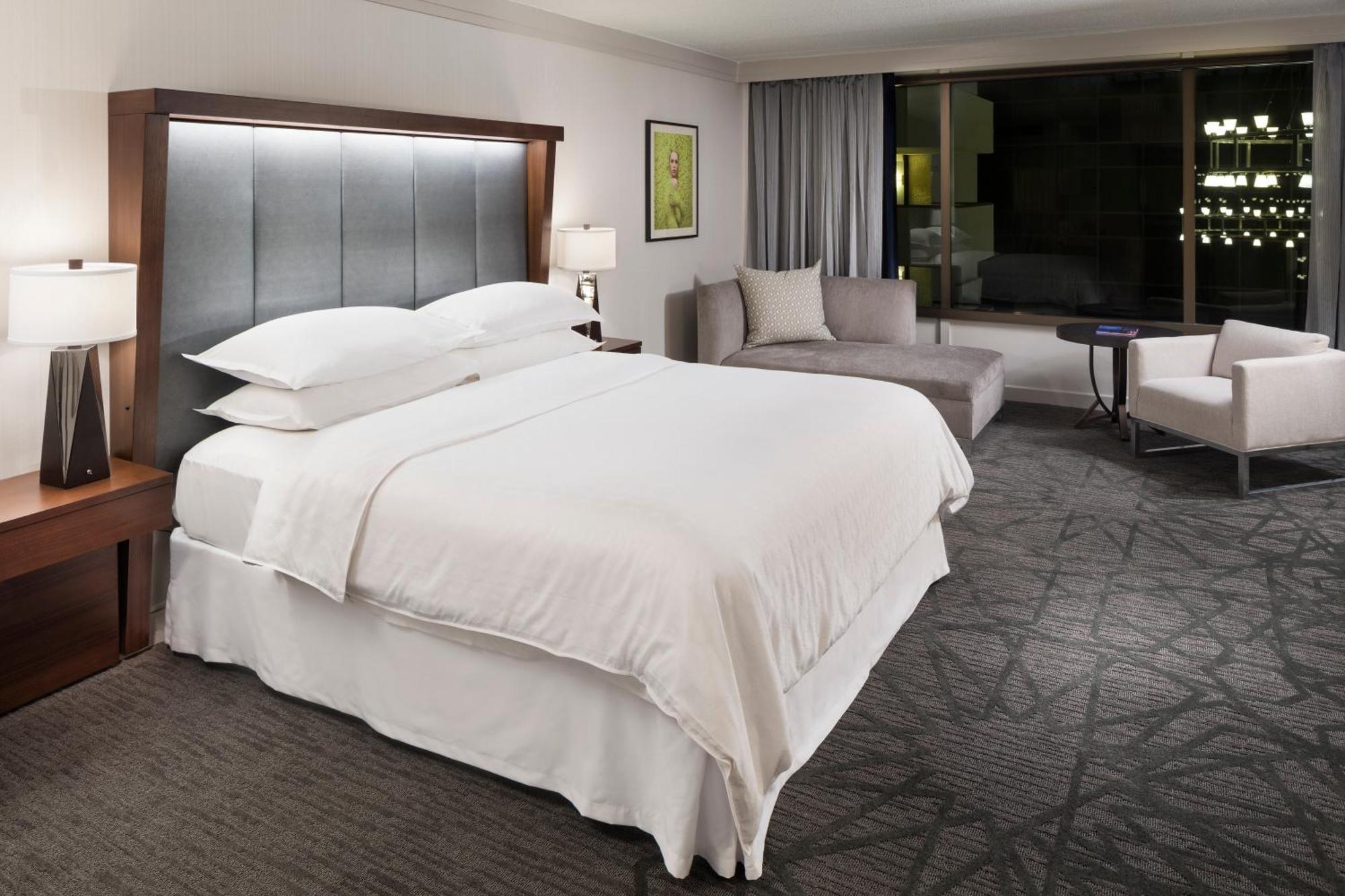 Club level Guest room 1 King,1634400574:JPEG