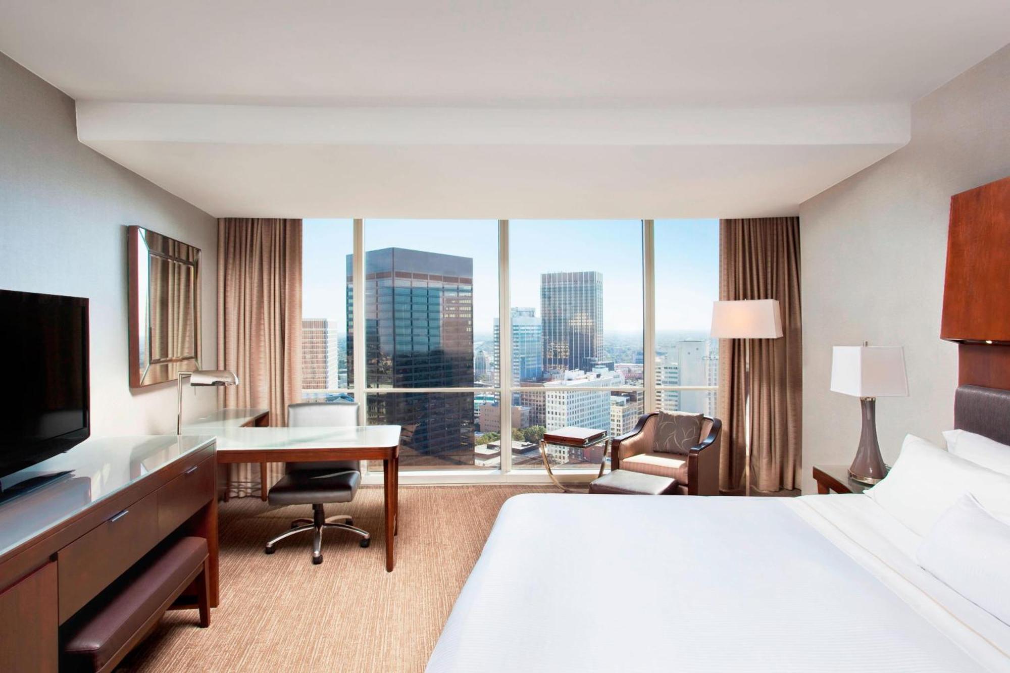 Guest room, 1 King, Limited view, Mid floor,1596865316:JPEG