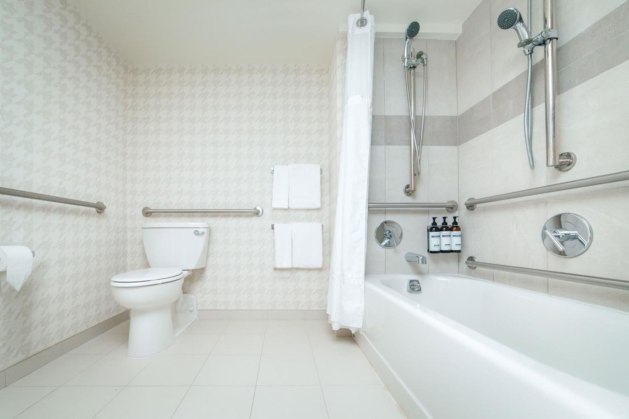 Double Room with Two Double Beds and Bath Tub - Mobility Accessible