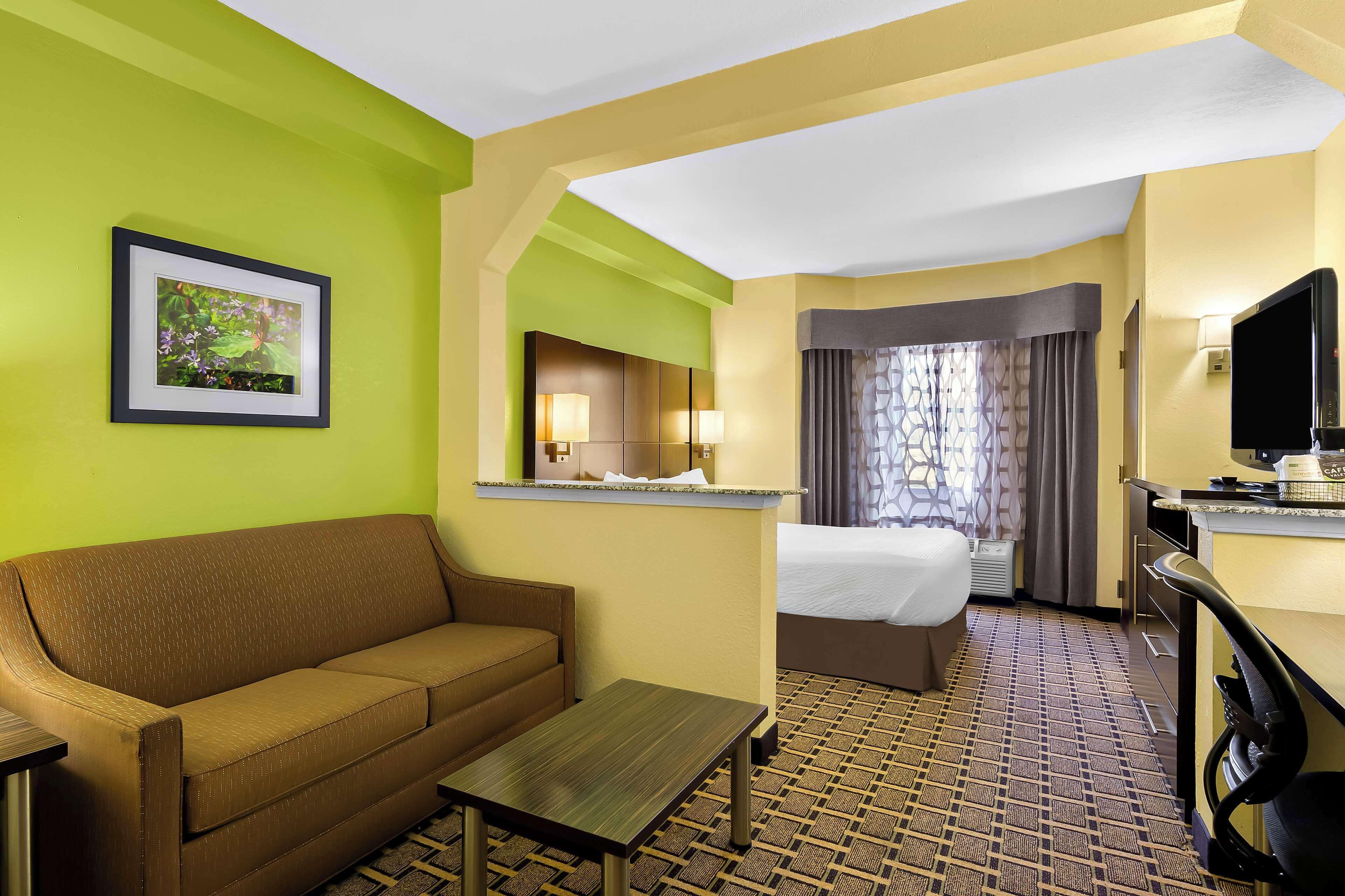 Queen Suite with Bath Tub and Sofa Bed - Disability Access/Non-Smoking
