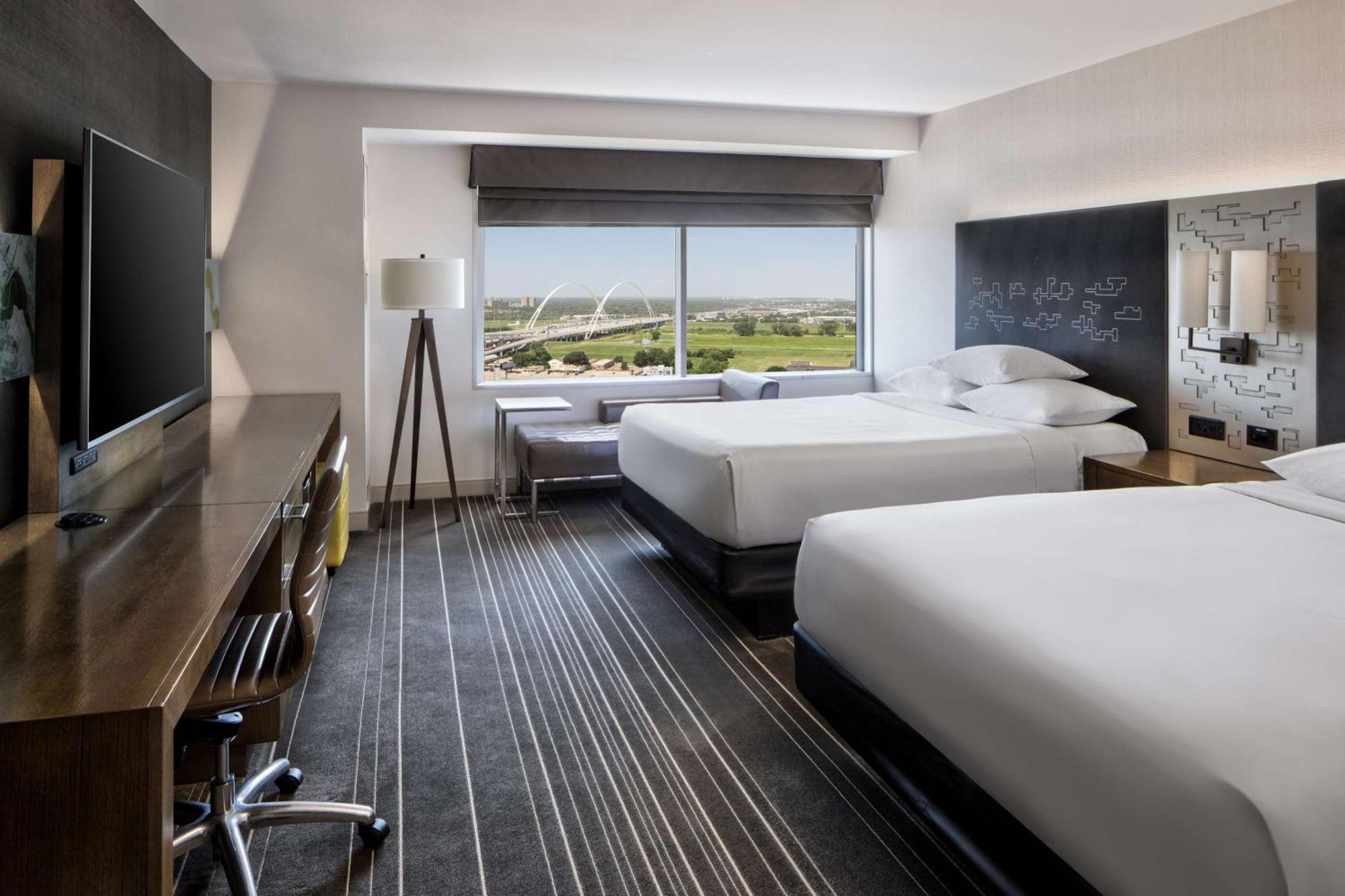 Queen Room with Two Queen Beds and City View,404797380:JPEG