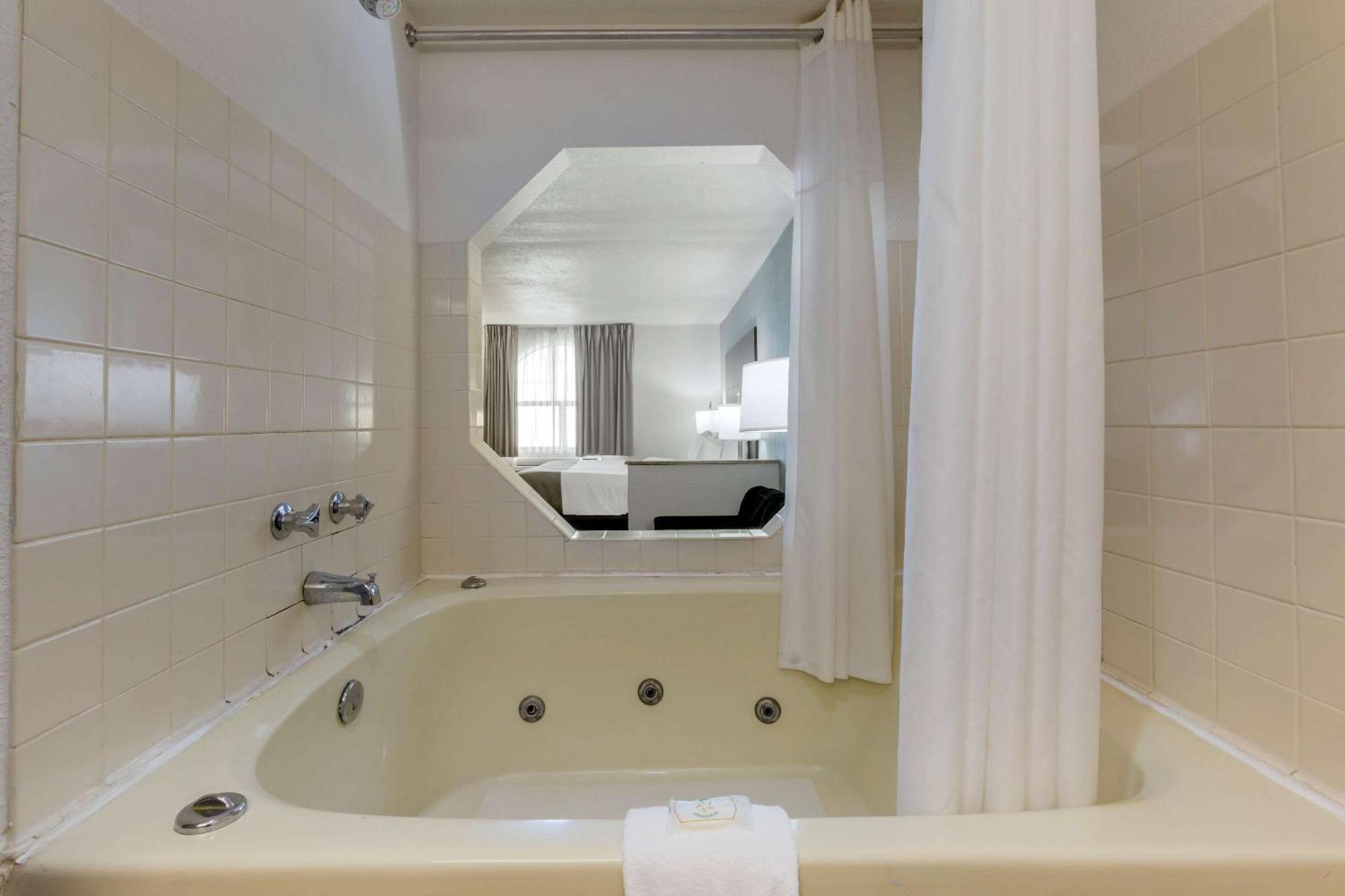 King Suite with Whirpool - Non-Smoking