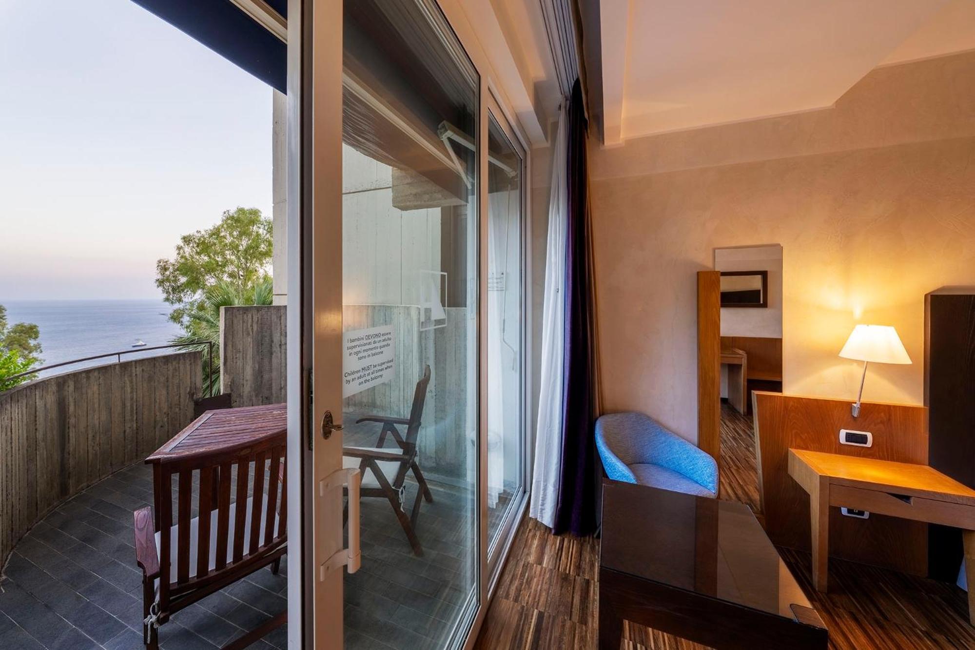 Tweepersoonskamer met 1 of 2 Bedden, een Balkon, Uitzicht op Zee en een Extra Bed