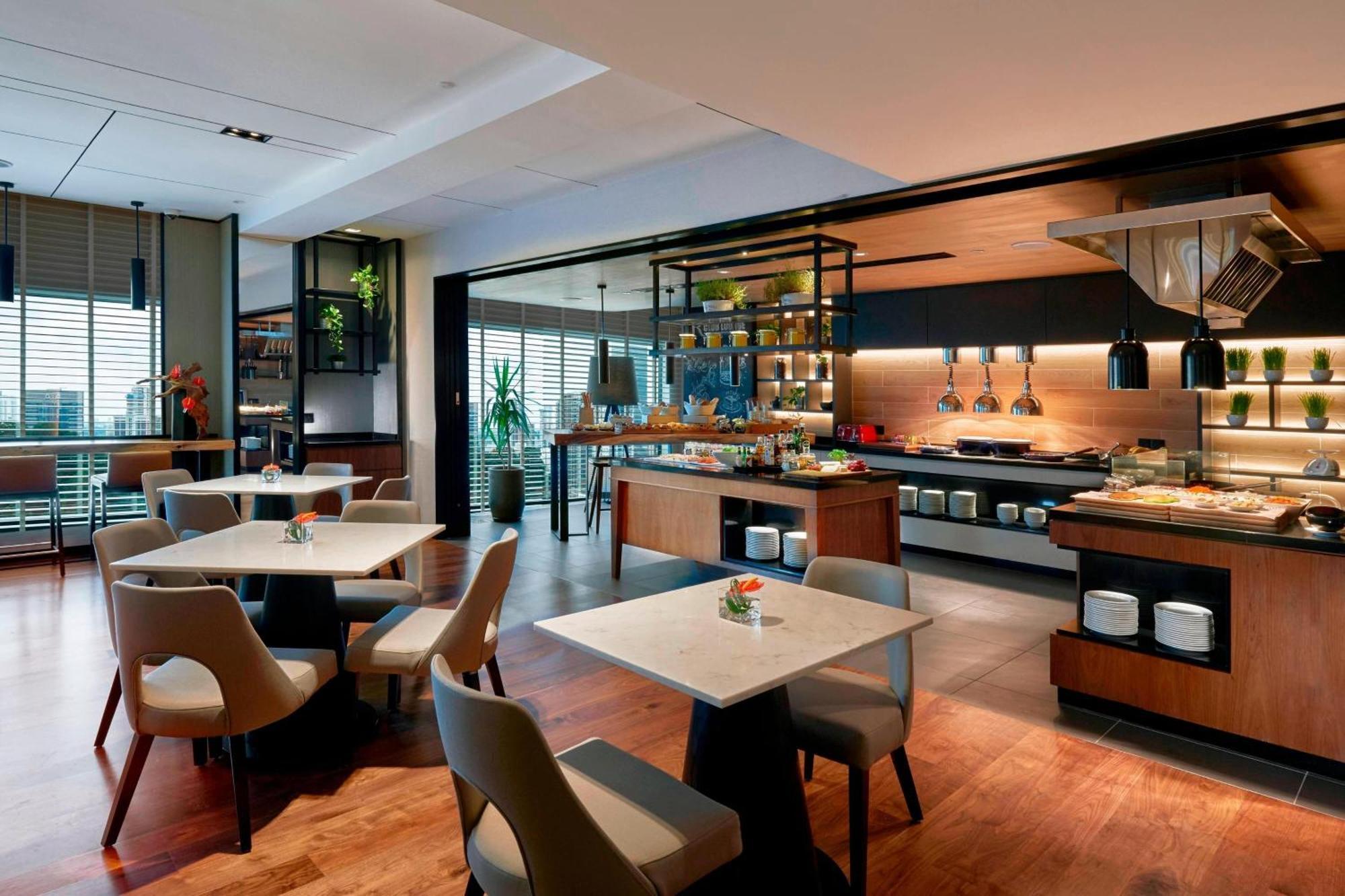 Deluxe King Room Club Lounge Access