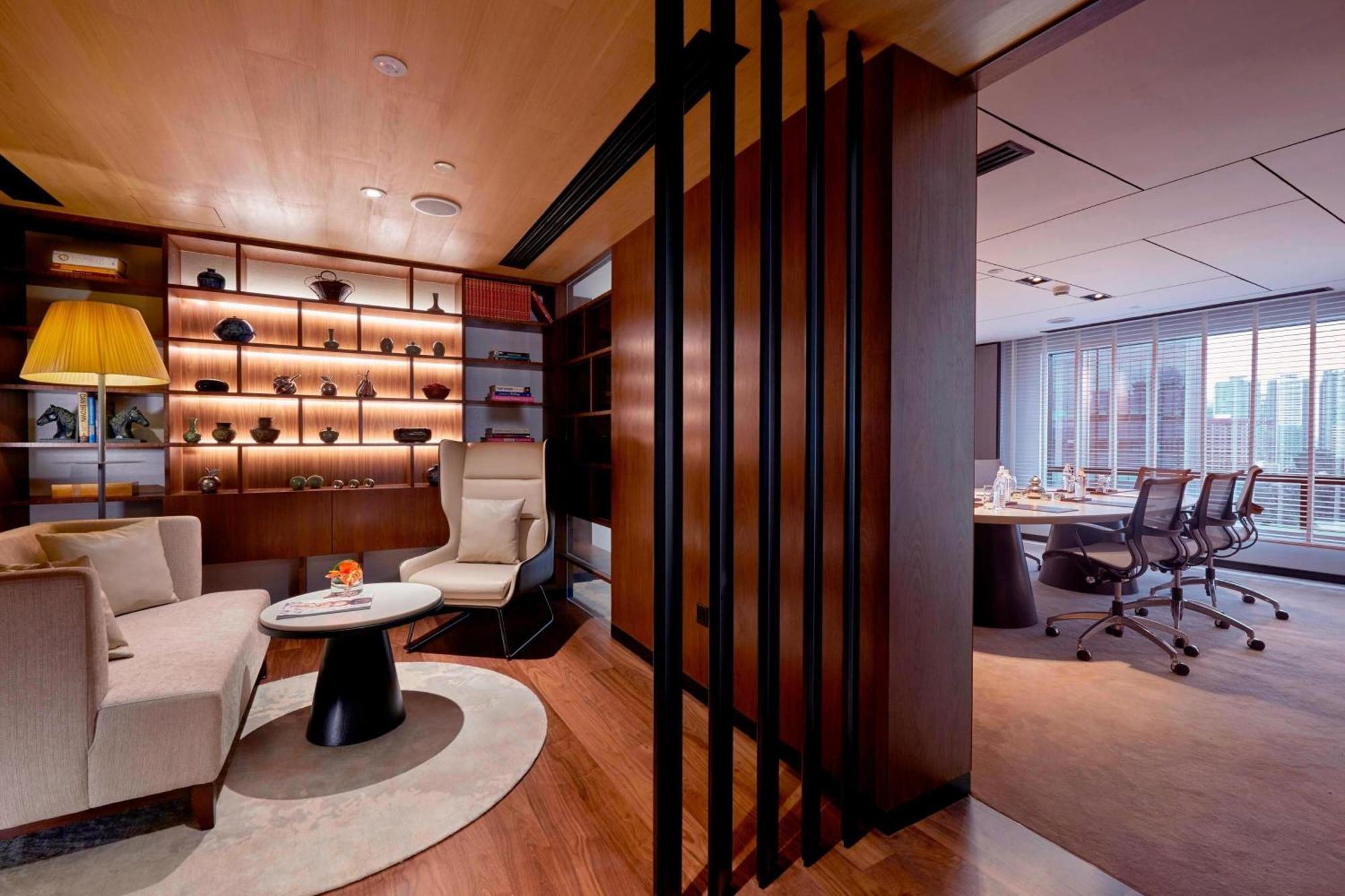 Deluxe King Room Club Lounge Access