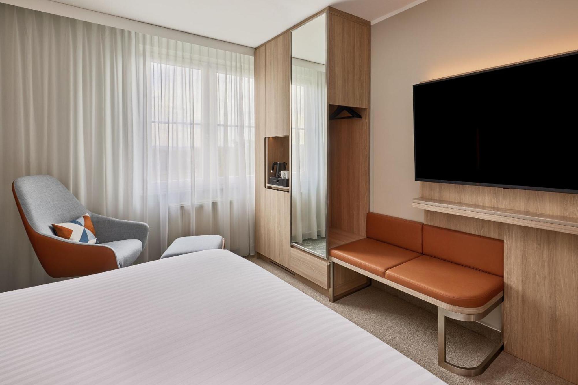 Standard Zimmer mit Kingsize-Bett und Blick ins Landesinnere