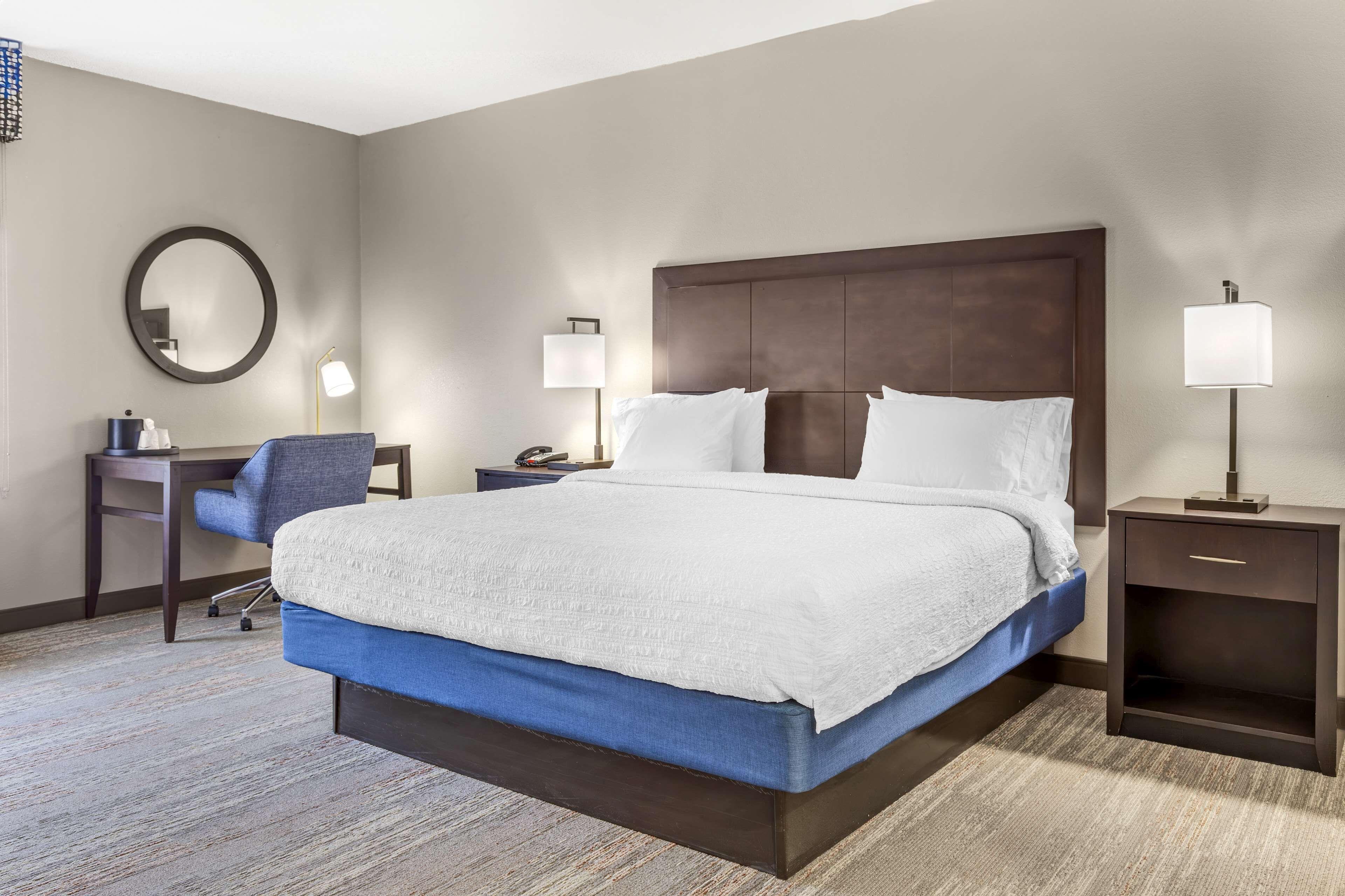 King Room with Accessible Tub - Mobility and Hearing Access/Non-Smoking