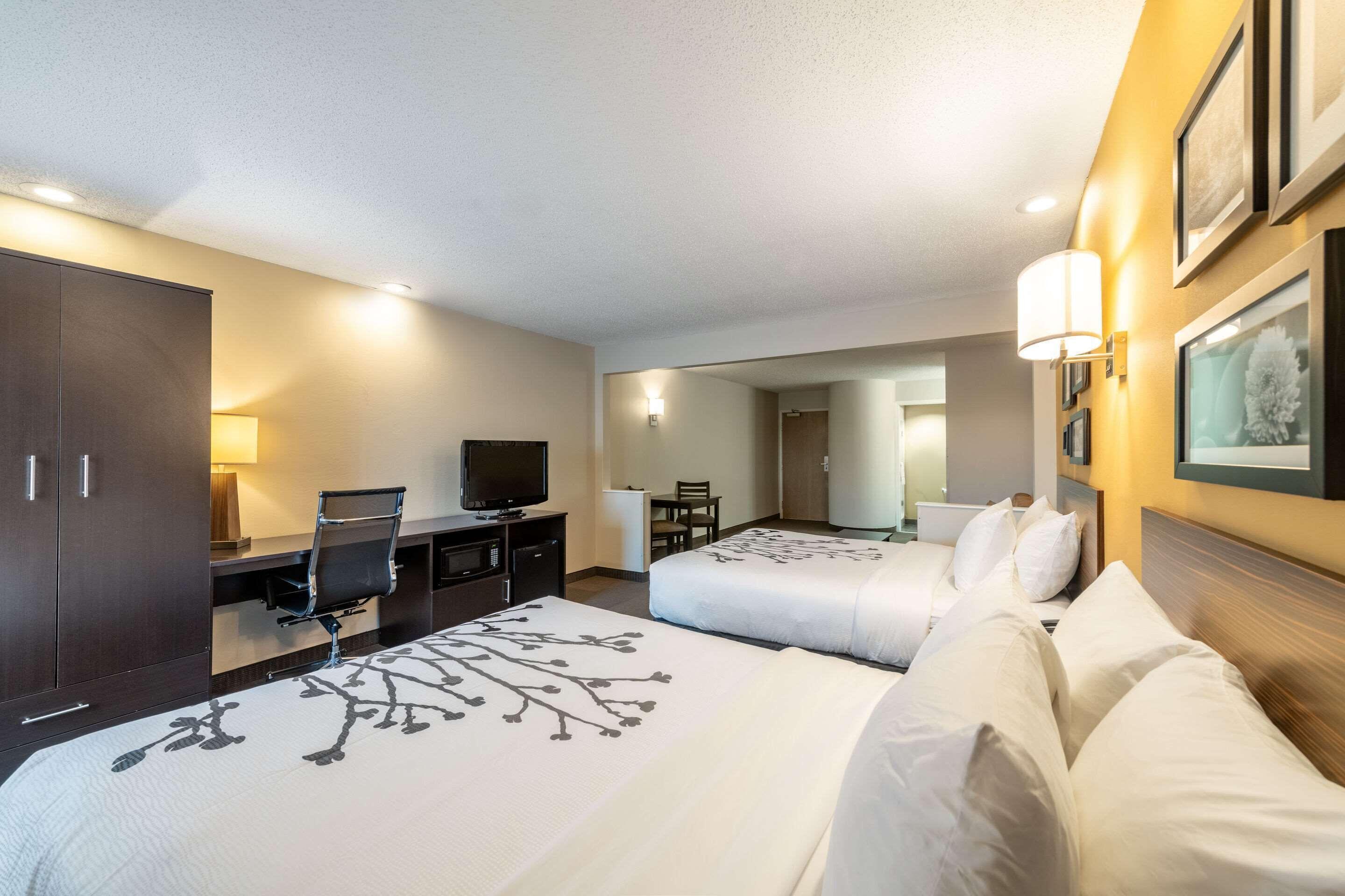 Queen Suite with Two Queen Beds - Non-Smoking