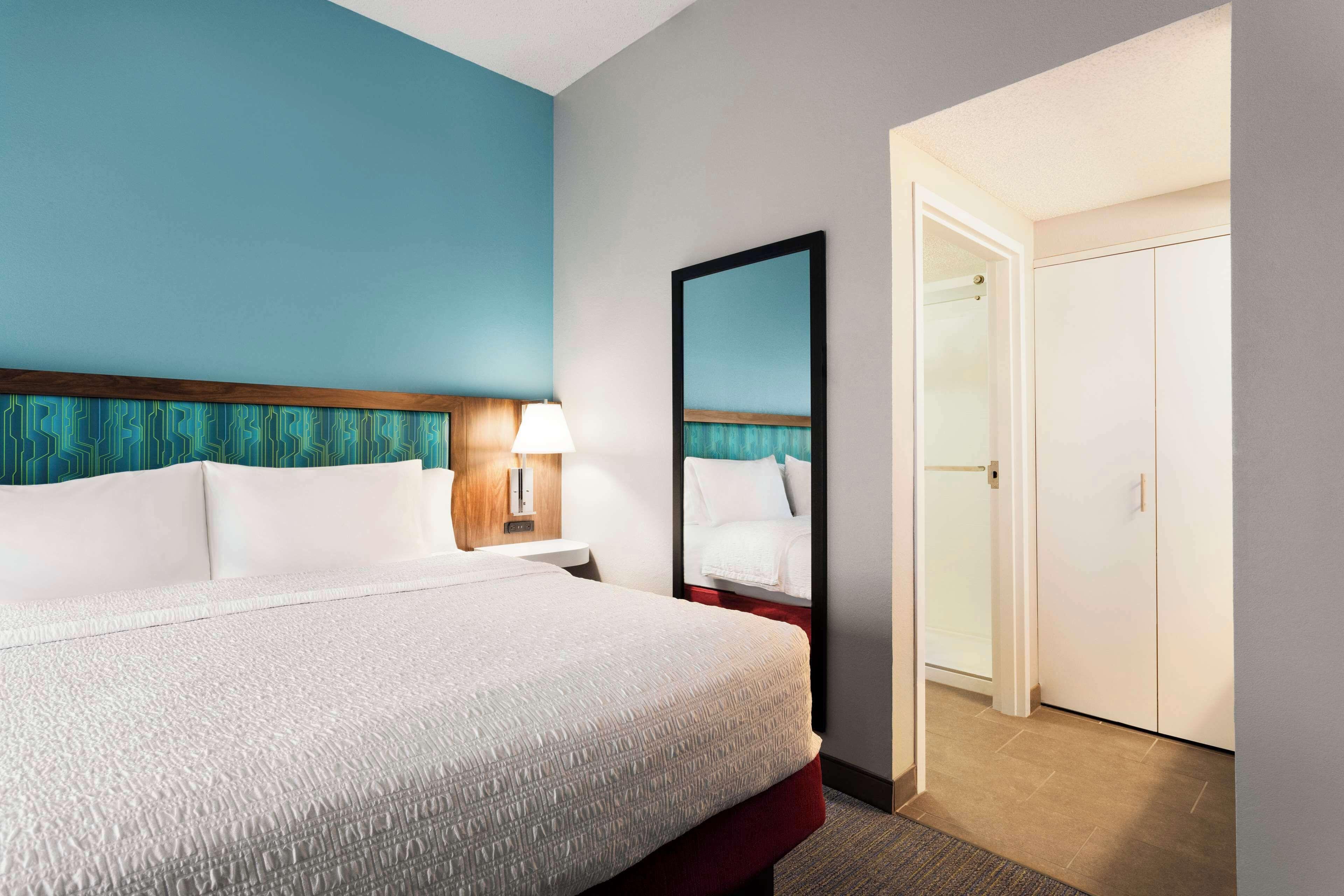 One-Bedroom King Suite with Kitchenette