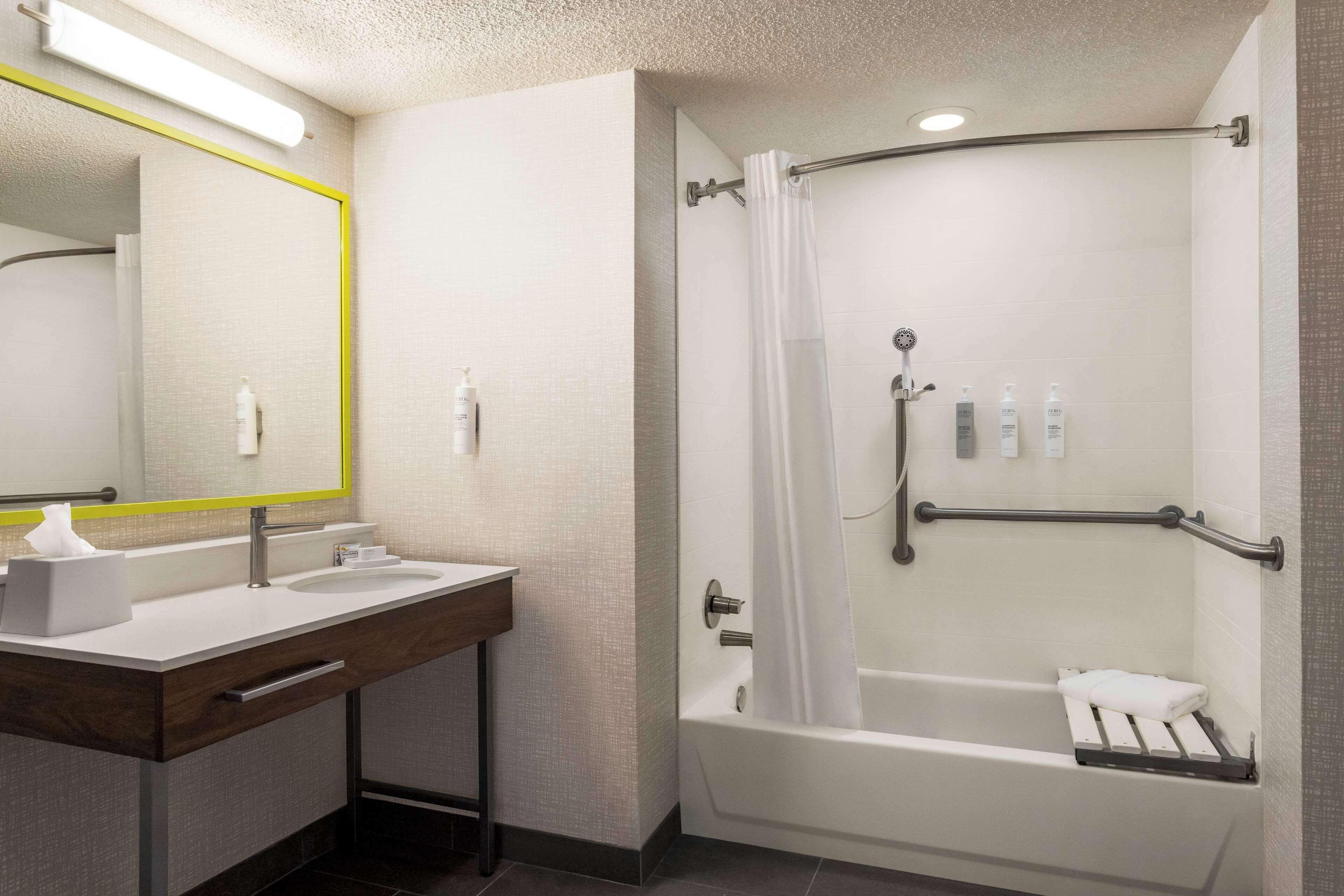 King Room with Bath Tub - Mobility/Hearing Accessible - Non-Smoking