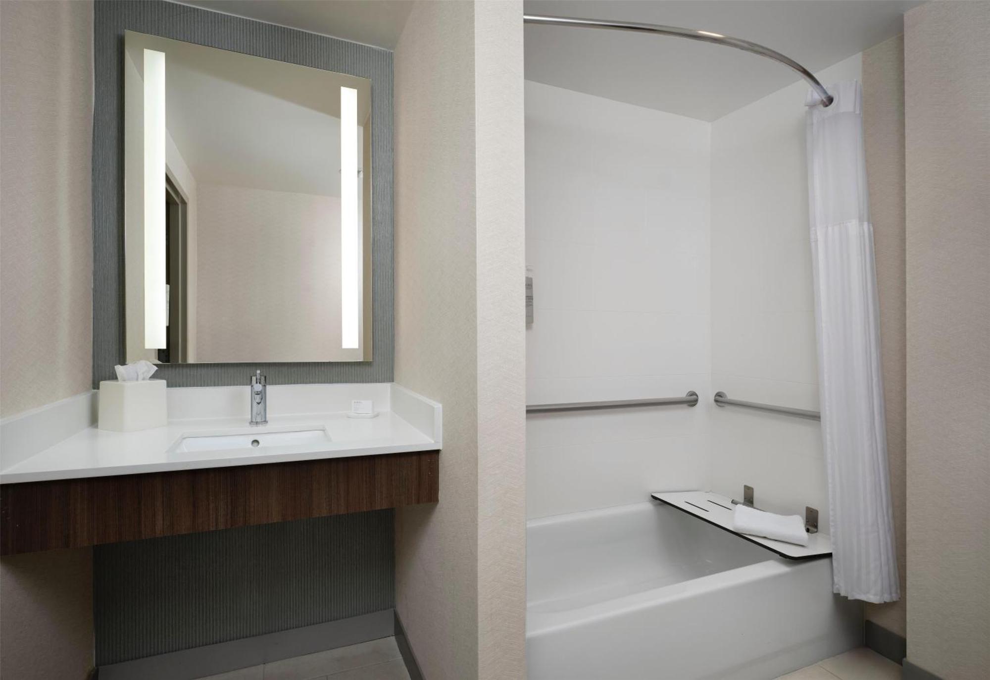 King Room Tub Mobility Hearing Access,1710606142:JPEG