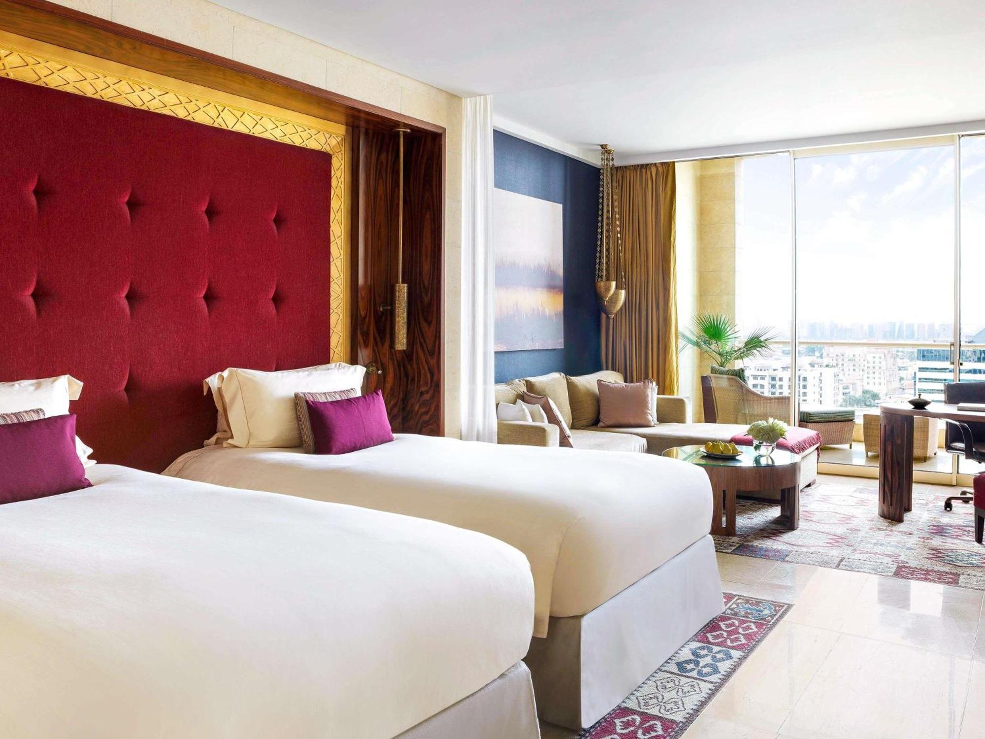 Raffles Club Zweibettzimmer mit Terrasse und Zugang zur Club Lounge – inklusive täglichem Frühstück, abendlichen Getränken und Canapés