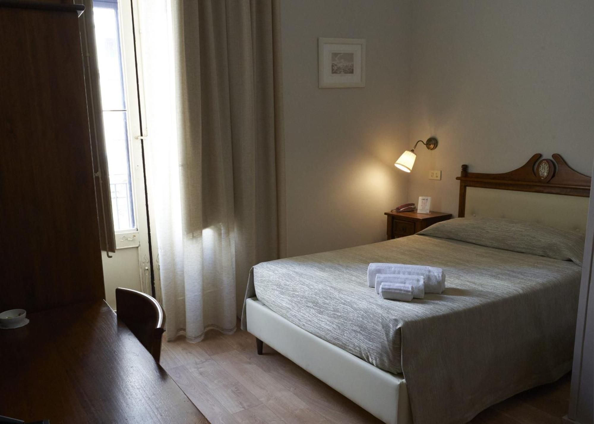 Camera Matrimoniale Standard con Letto alla Francese