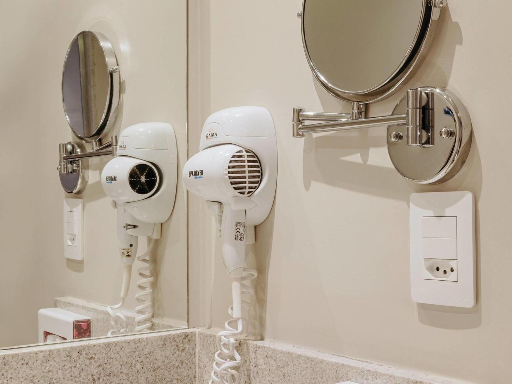 Quarto superior com sofá e varanda