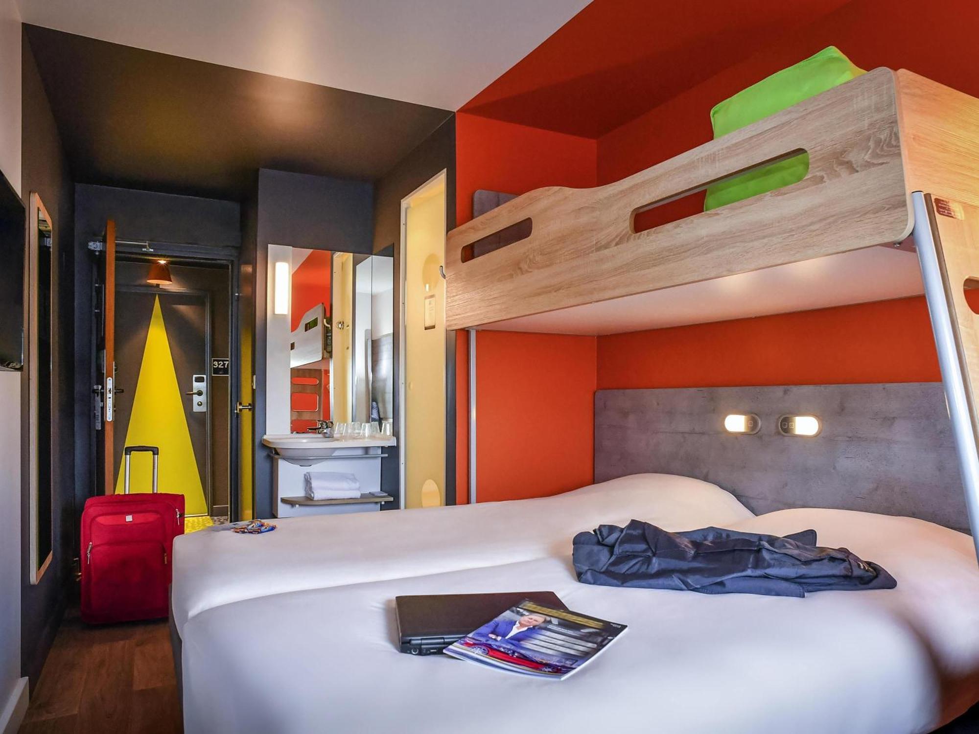 Triple Room with Two Singles beds and Extra Bed