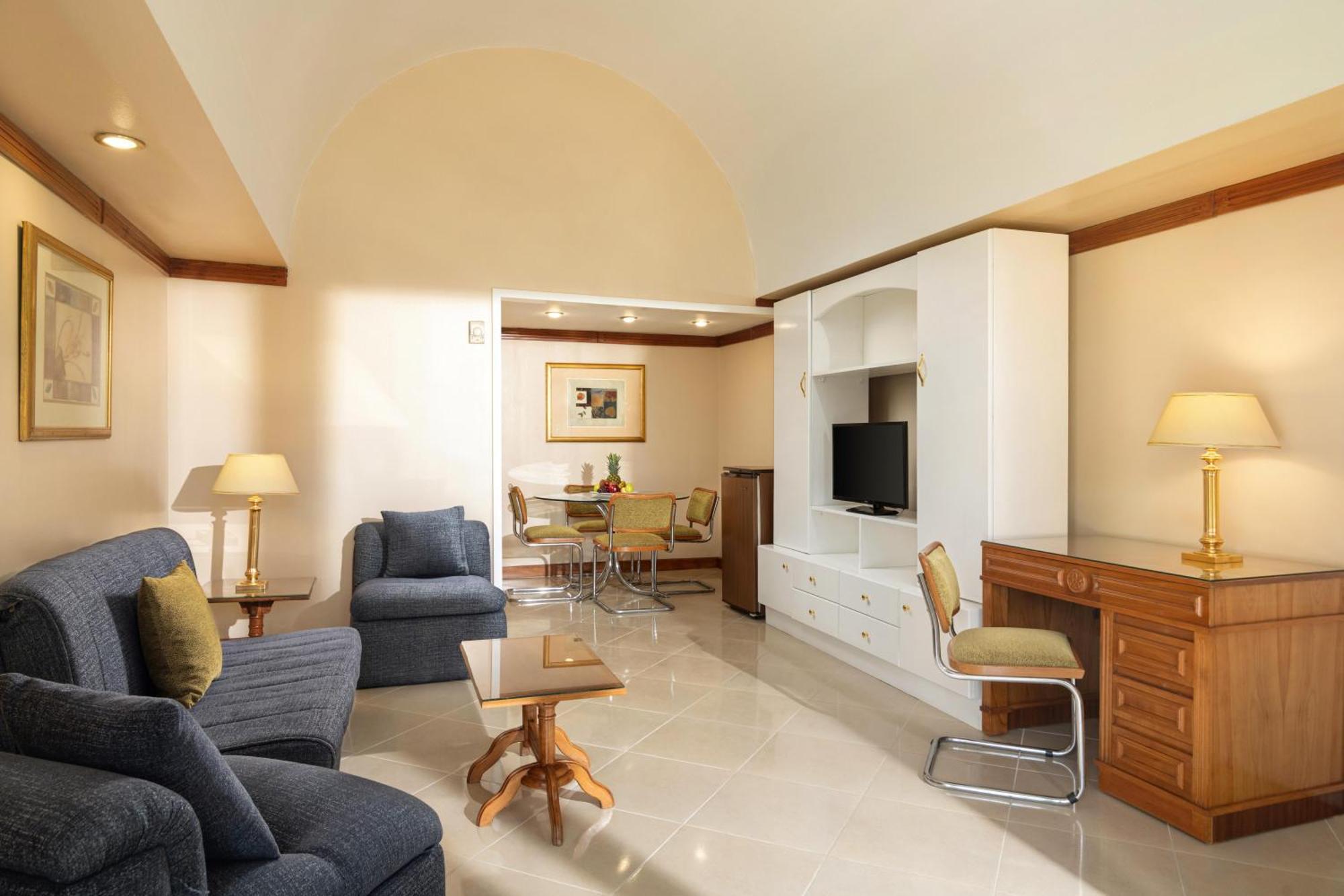 Executive Suite, King Bed, Garden View,1717090434:JPEG