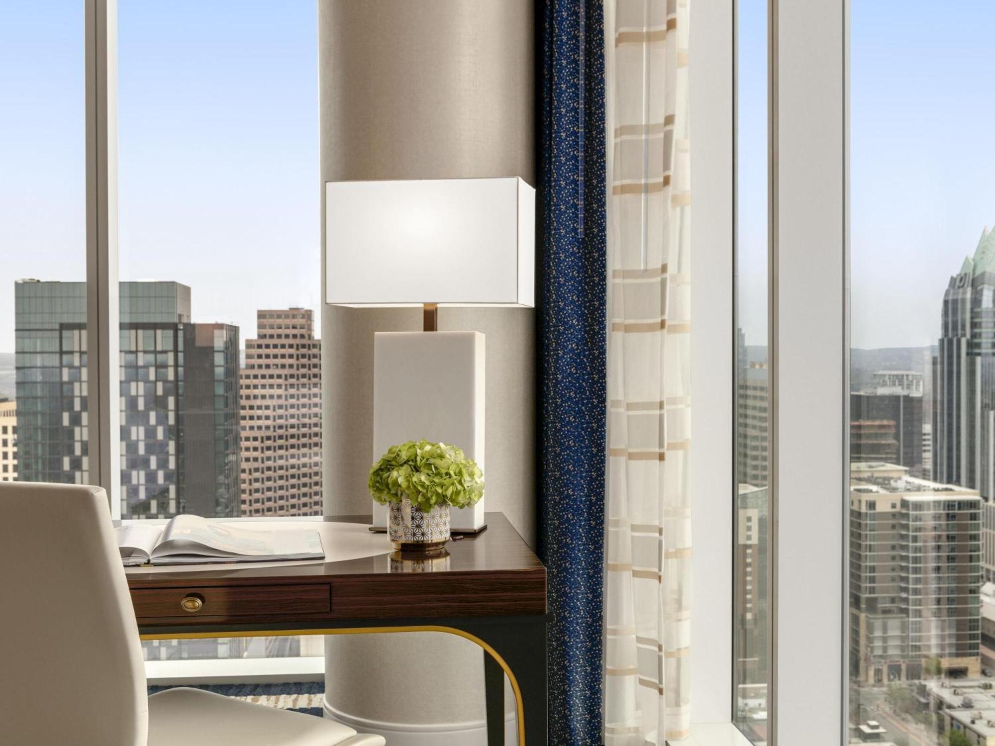 Signature Corner Room, 1 King Bed