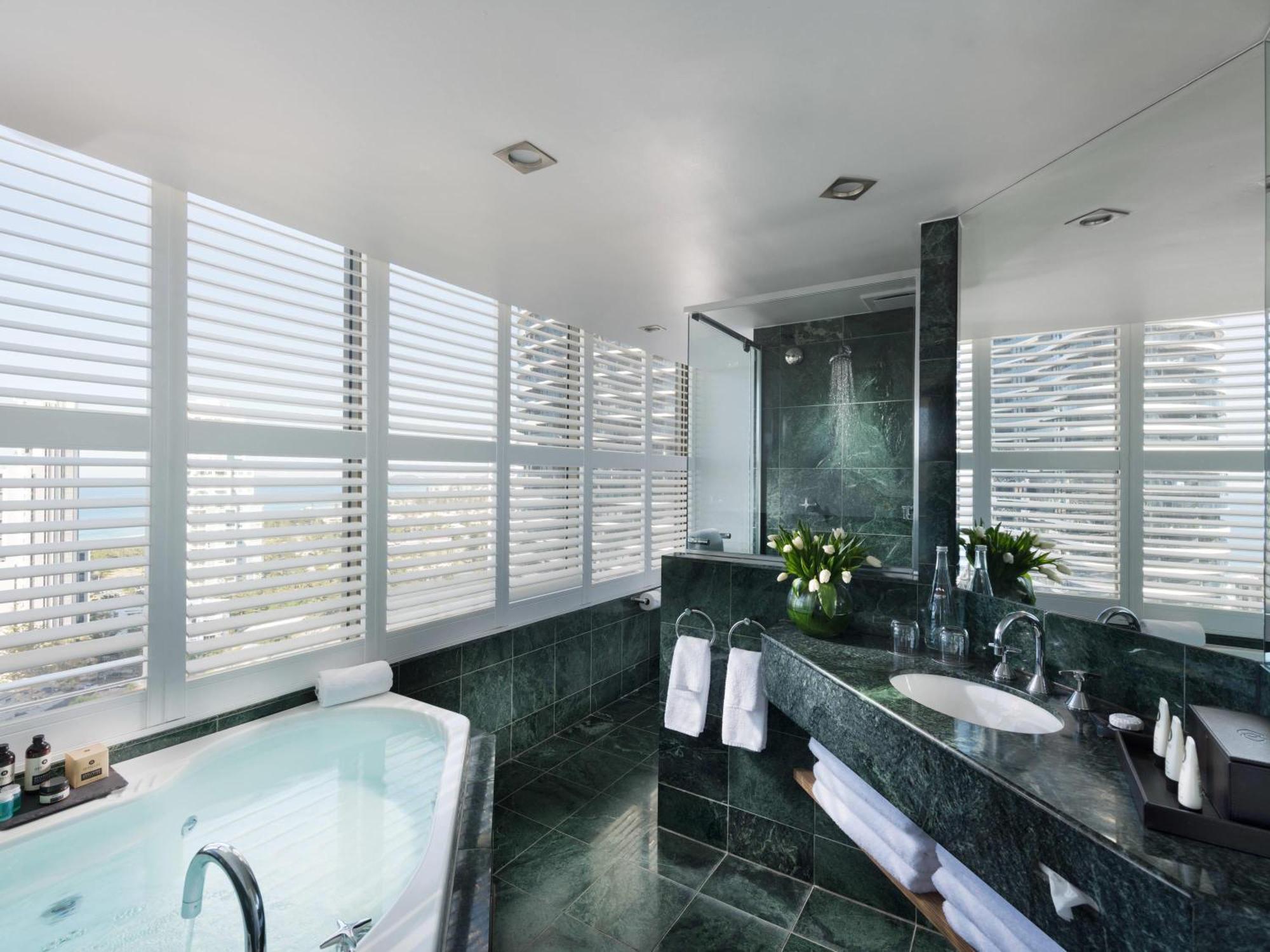 Signature King Room with Ocean View and Spa Bath