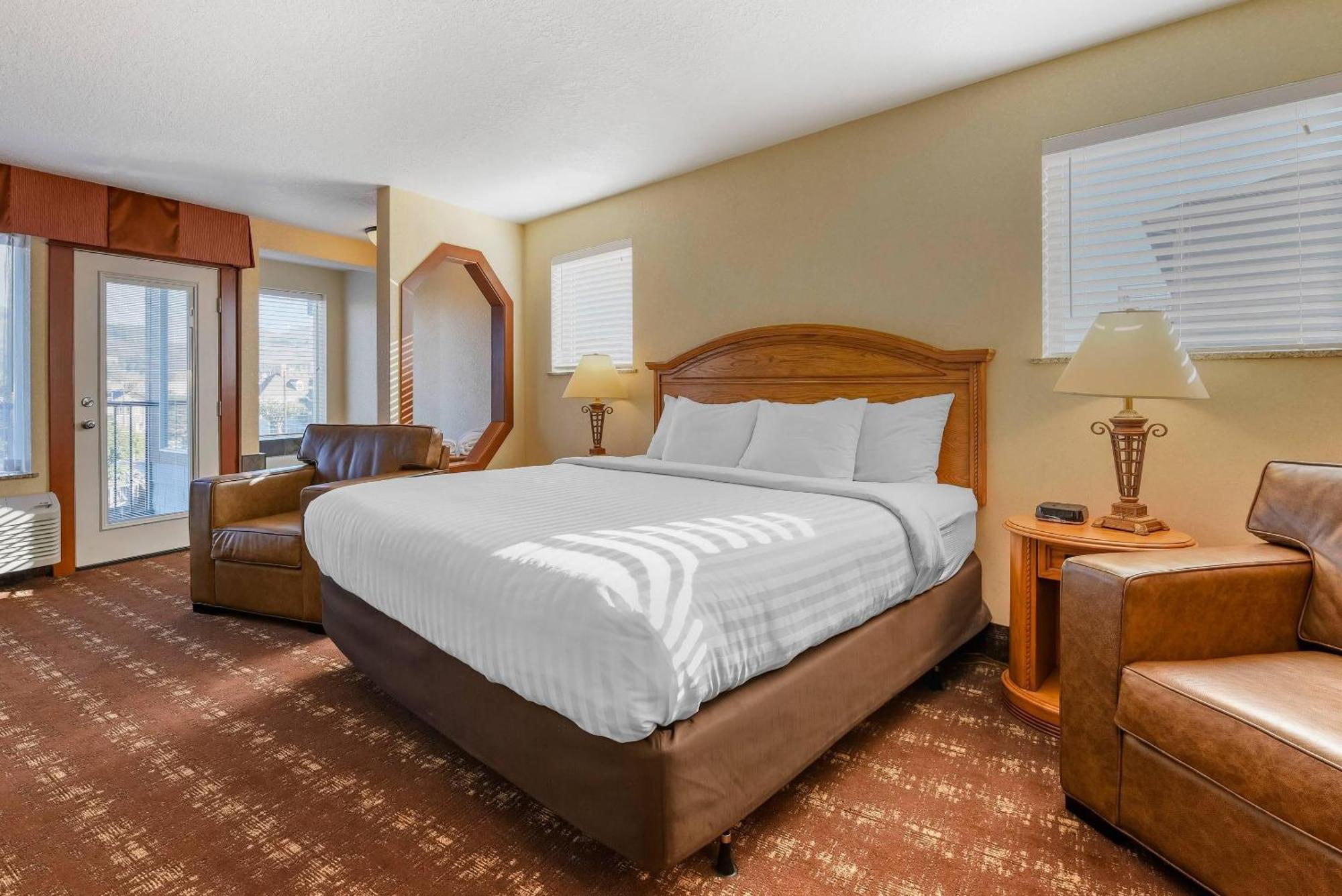 King Suite with Spa Bath - Non-Smoking/No Pets