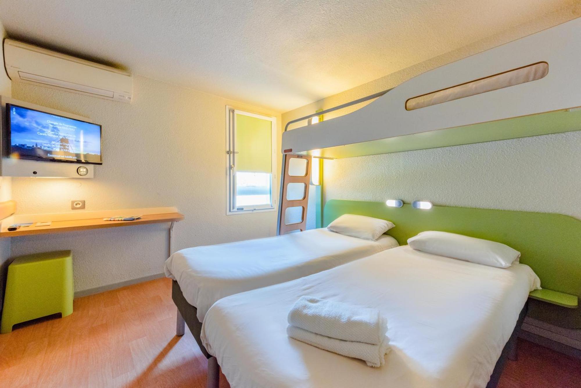 Chambre Standard avec 2 Lits Simples et 1 Lit Superposé