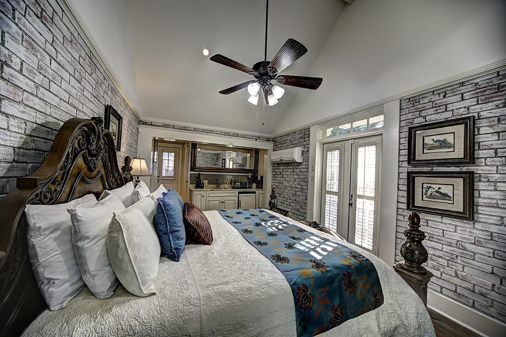 King Suite with Pool View