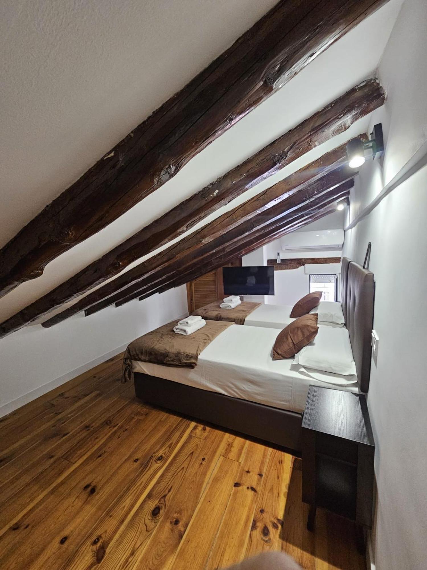 Tweepersoonskamer met 2 Aparte Bedden en Eigen Badkamer