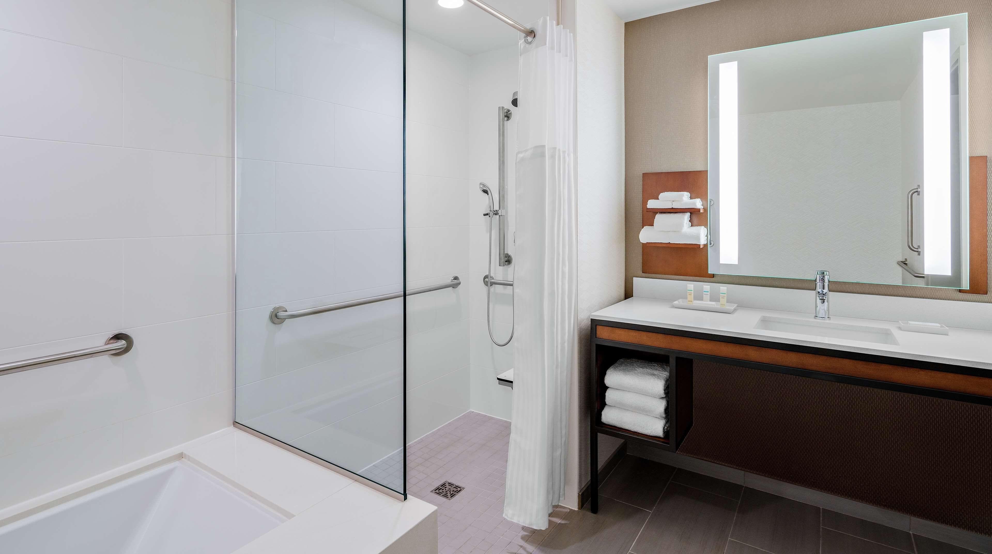 Habitación Esquinera con cama extragrande y ducha a ras de suelo - Adaptada para personas con movilidad reducida