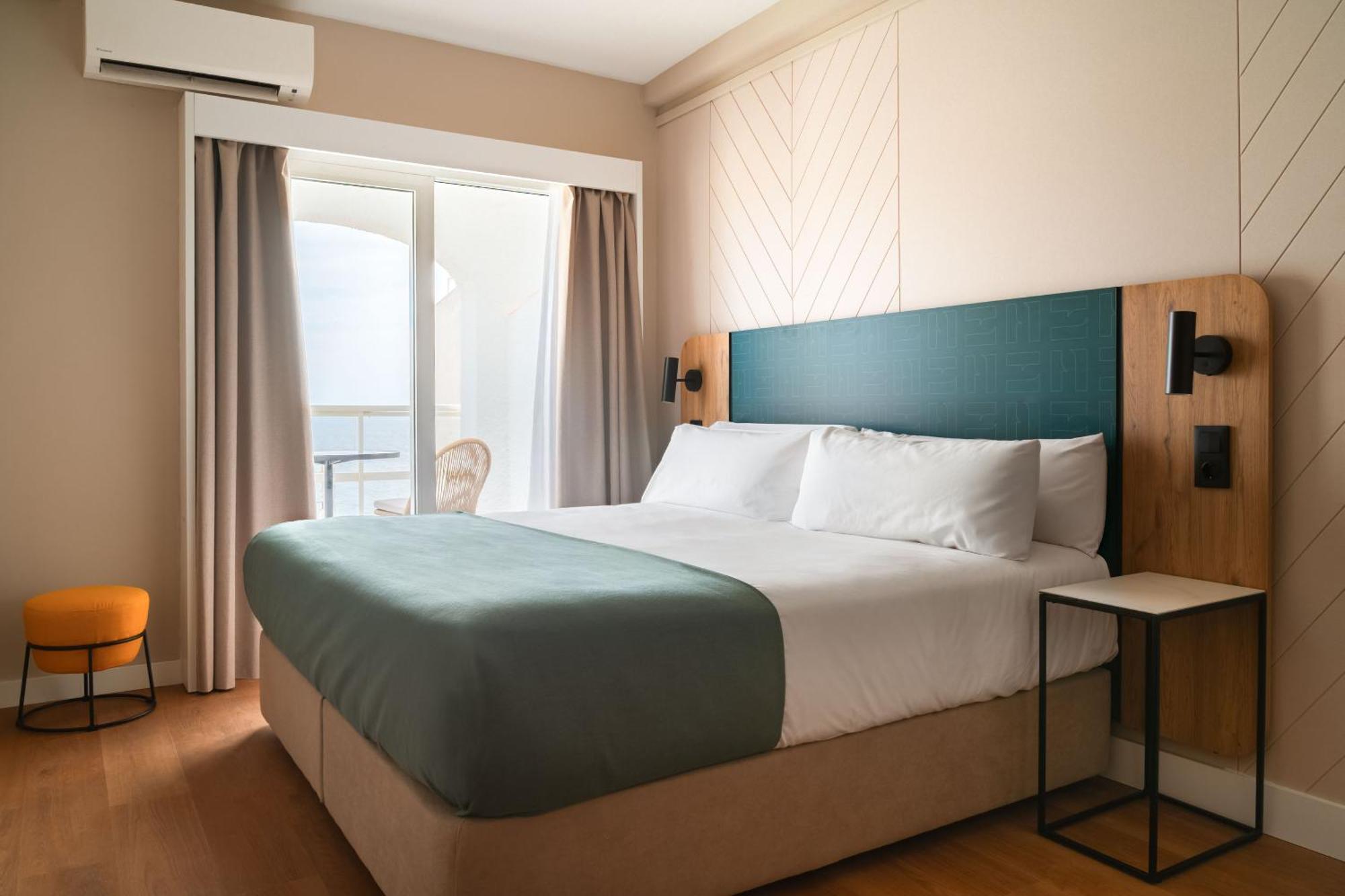 Habitación con cama grande y terraza privada