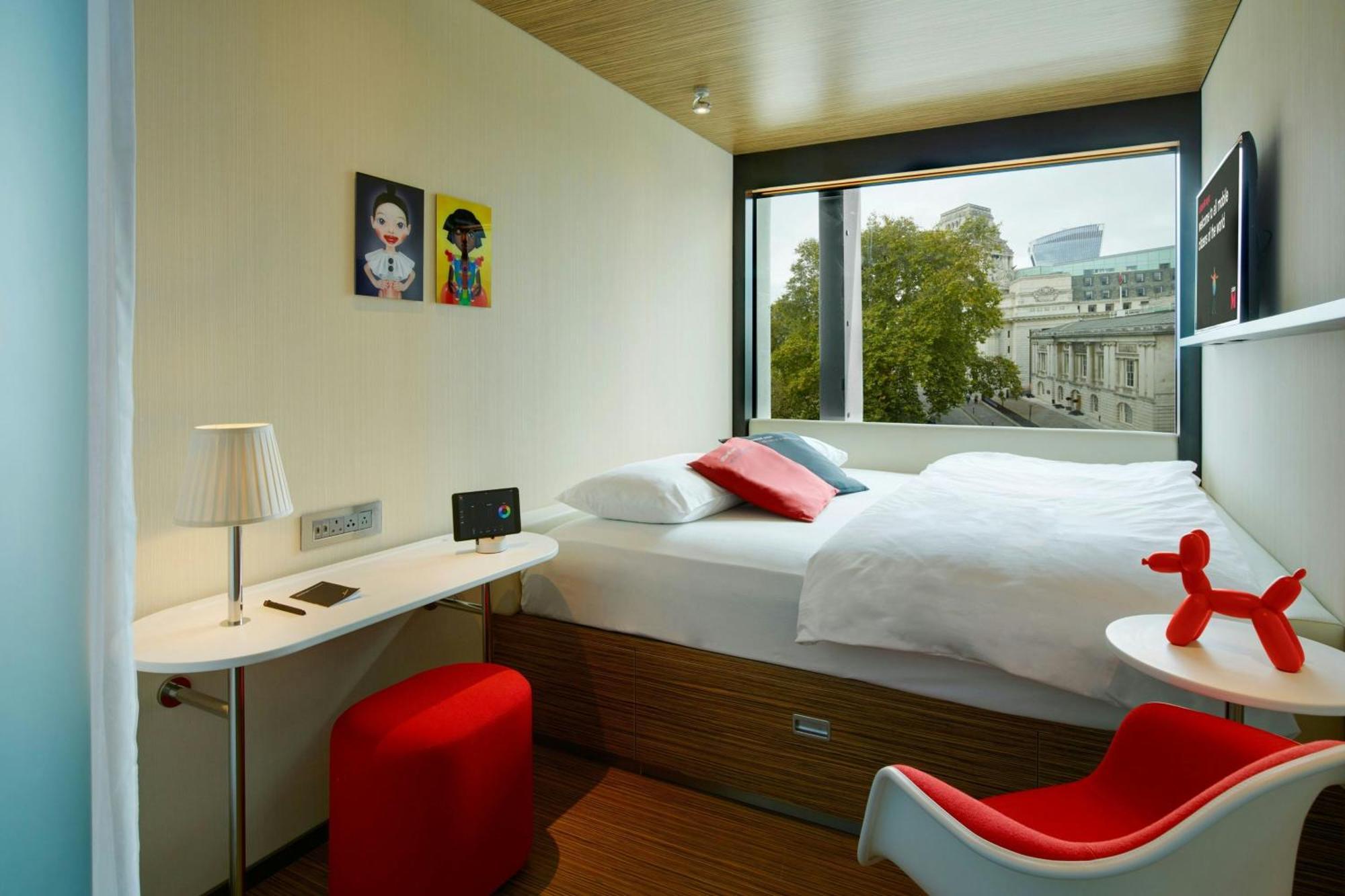 Zimmer mit Kingsize-Bett