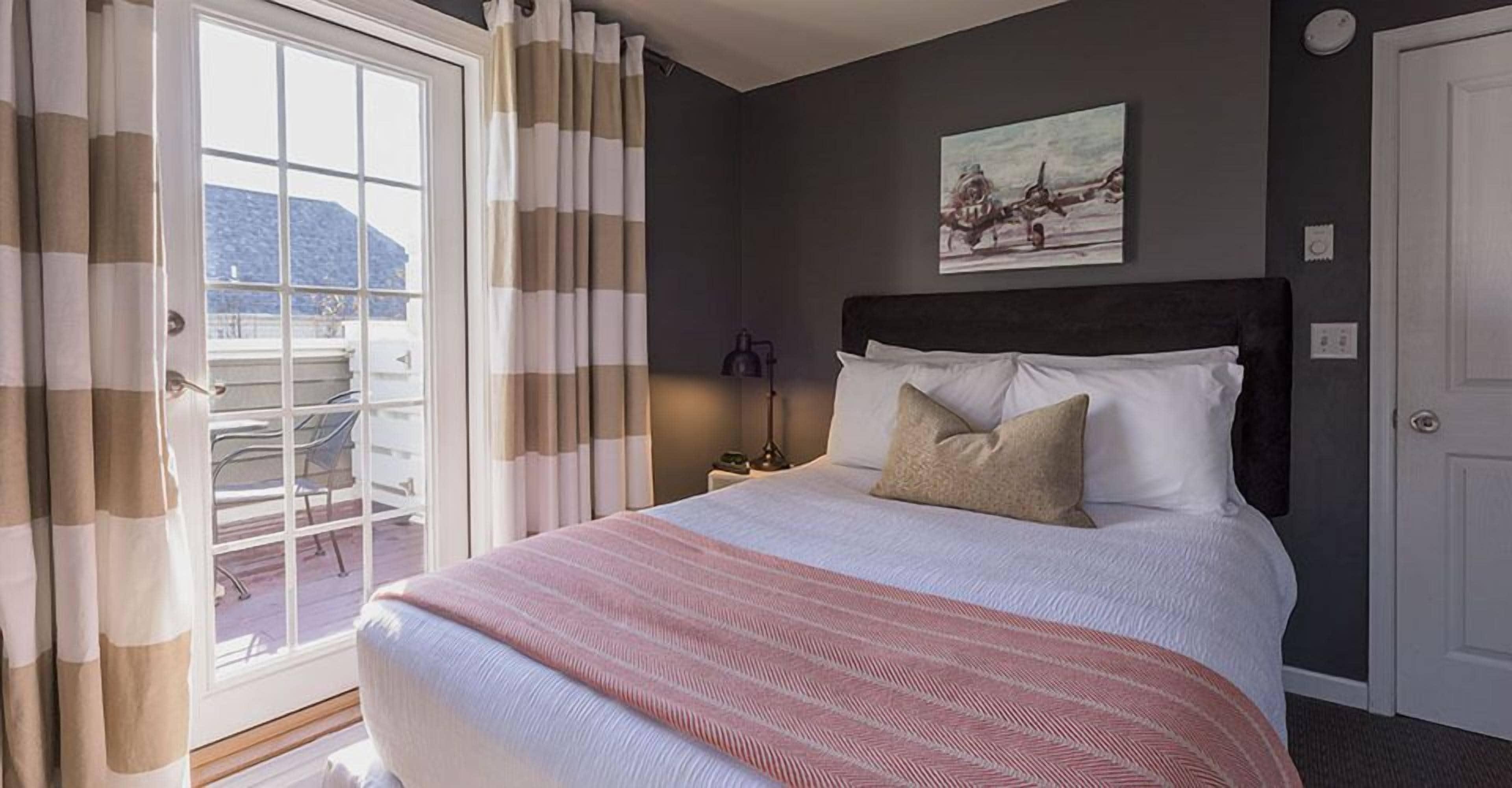 Room 25 Full size bed private bath & private deck