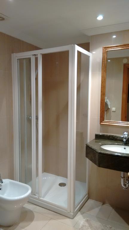Deze driepersoonskamer heeft een gedeelde badkamer.