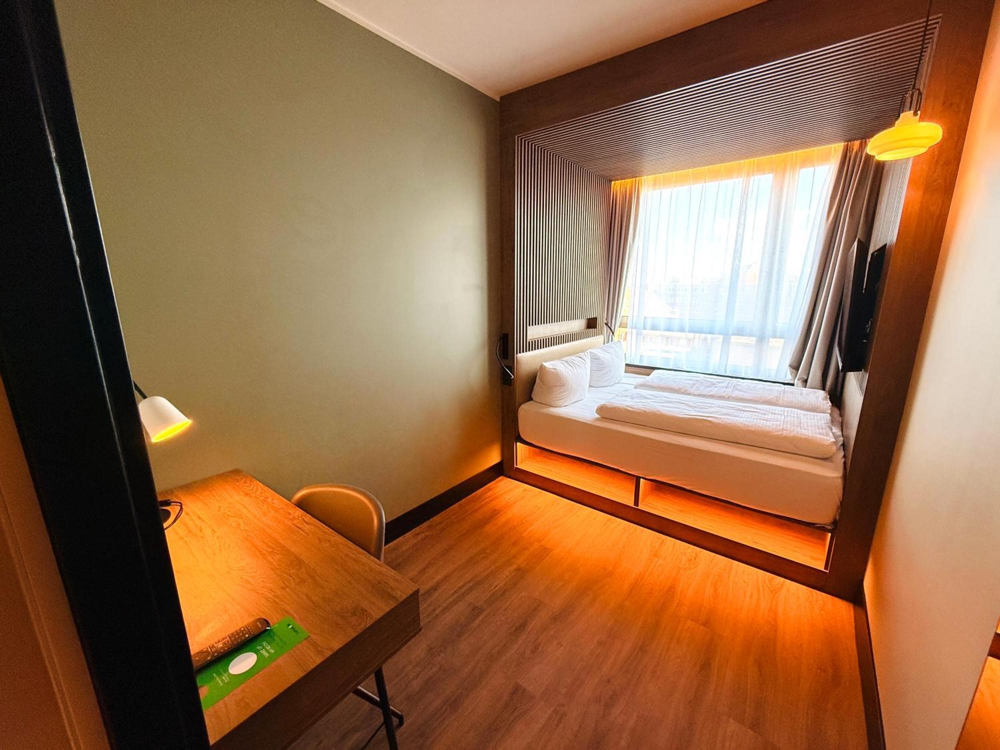 Standard Room - 1 Queen Bed,1739360220:JPEG
