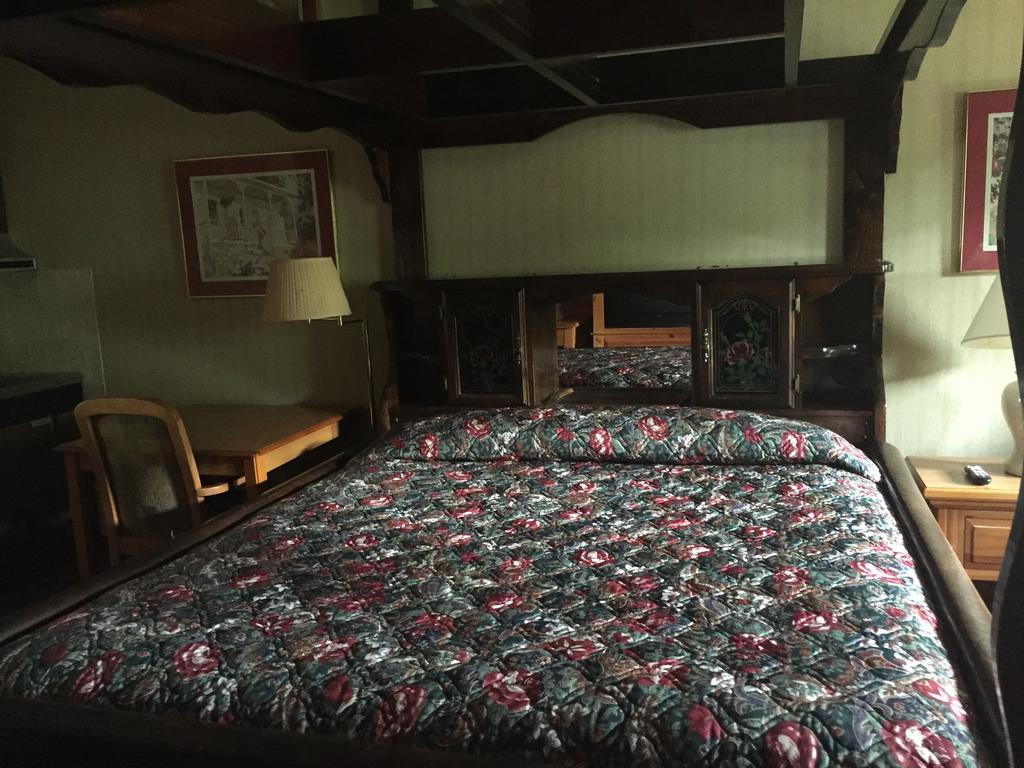 King Room Log Motel,174062010:JPEG