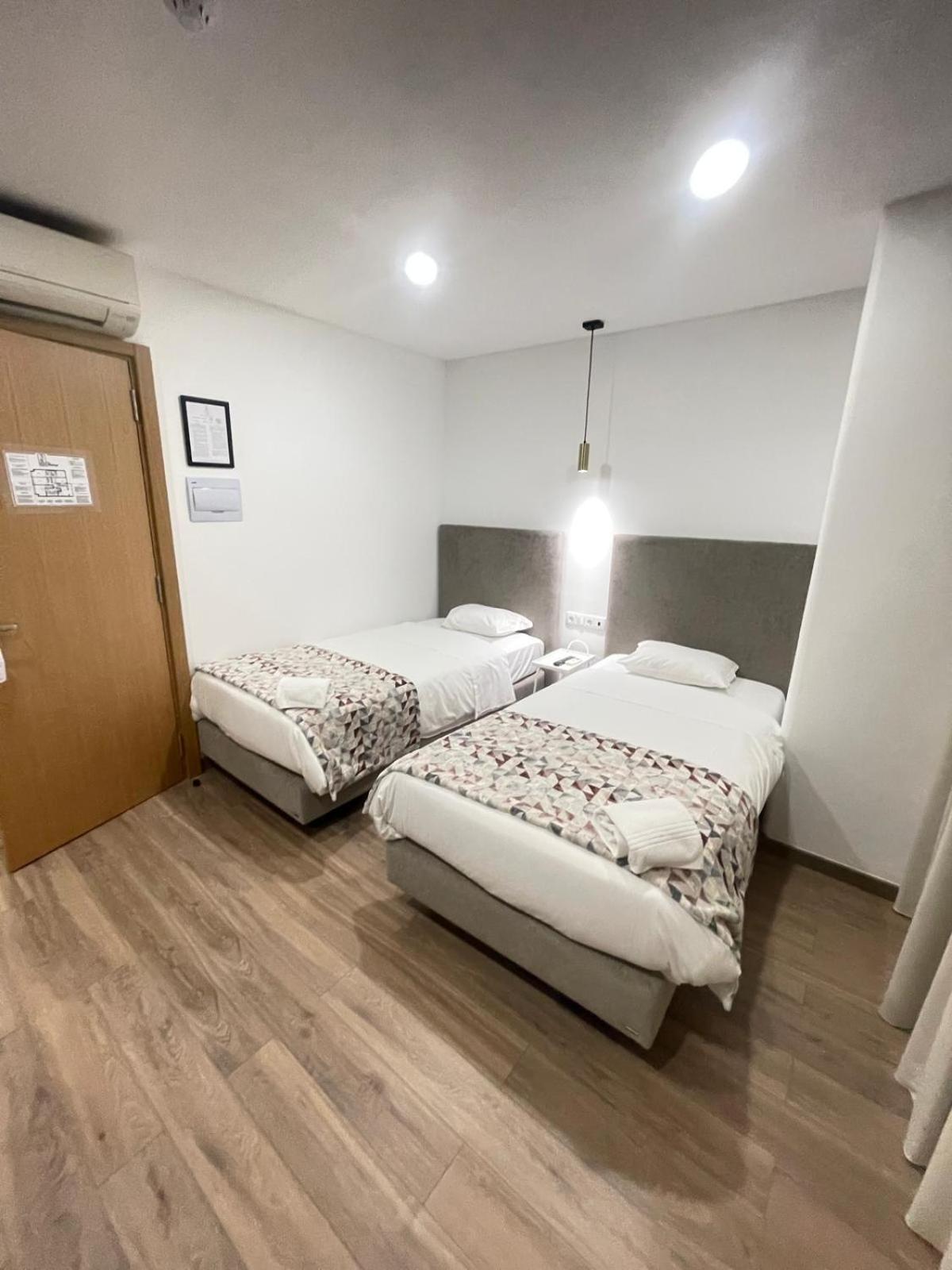 Quarto com Cama de Casal ou 2 de Solteiro e Cama Extra