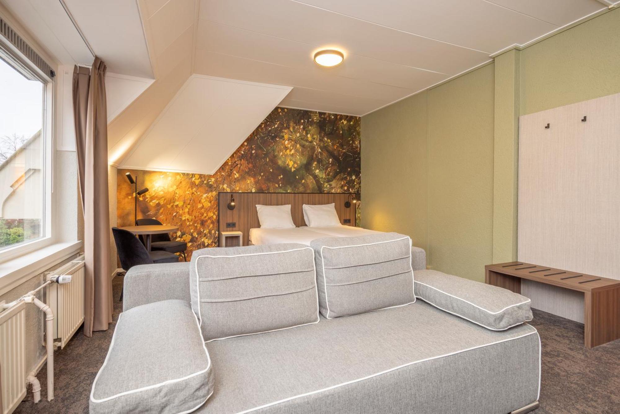 Family Room,1742586560:JPEG