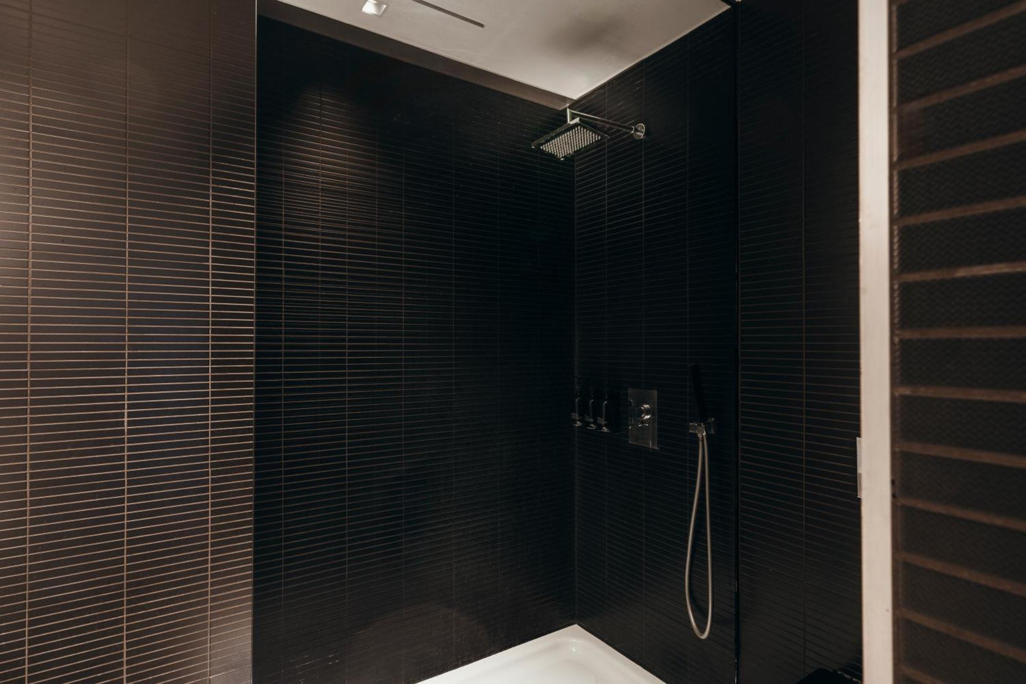 Standard Double Room Shower,1742604686:JPEG