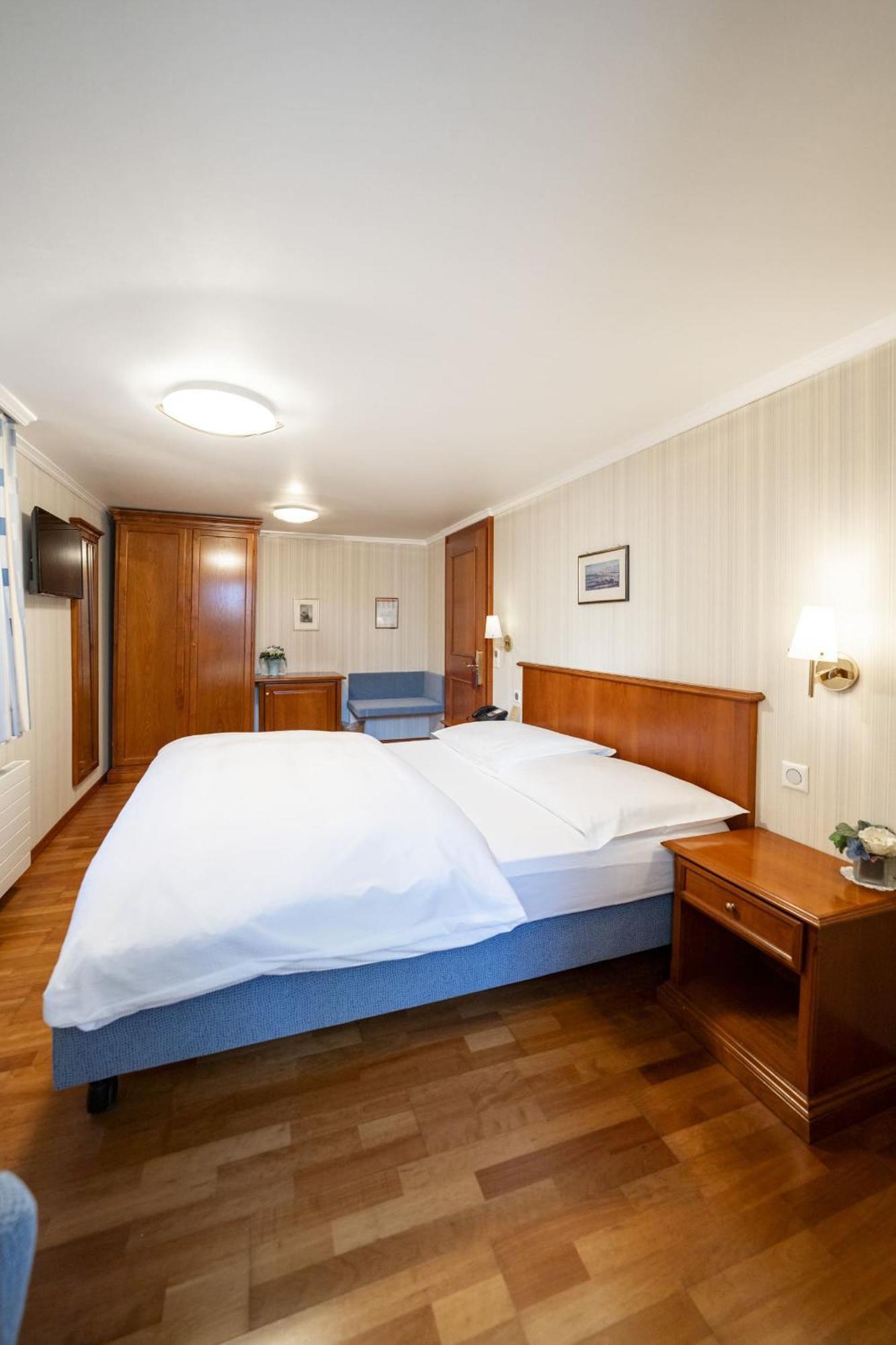 Small Double Room,1742614086:JPEG