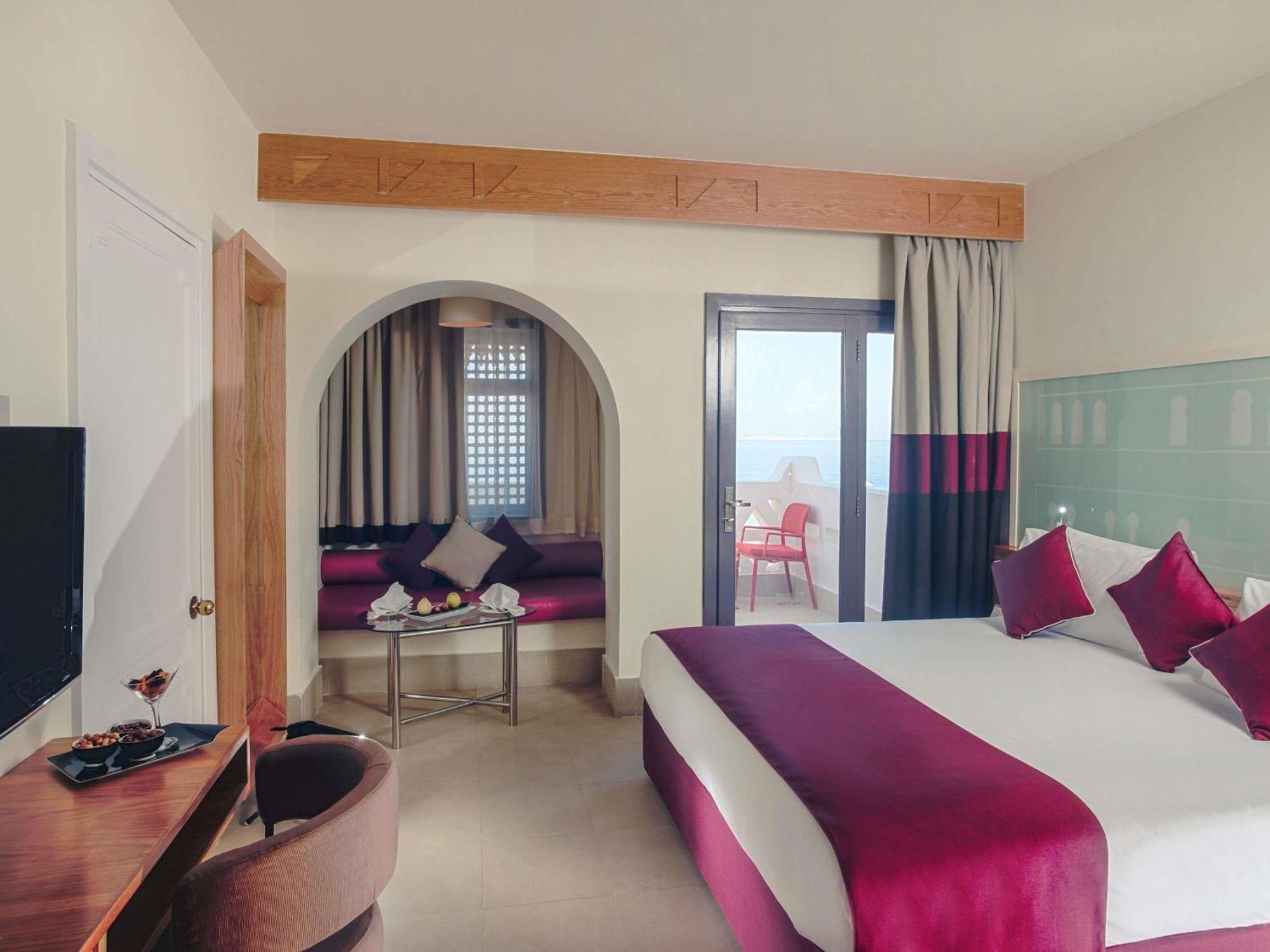 Standard Zimmer mit Kingsize-Bett und Meerblick