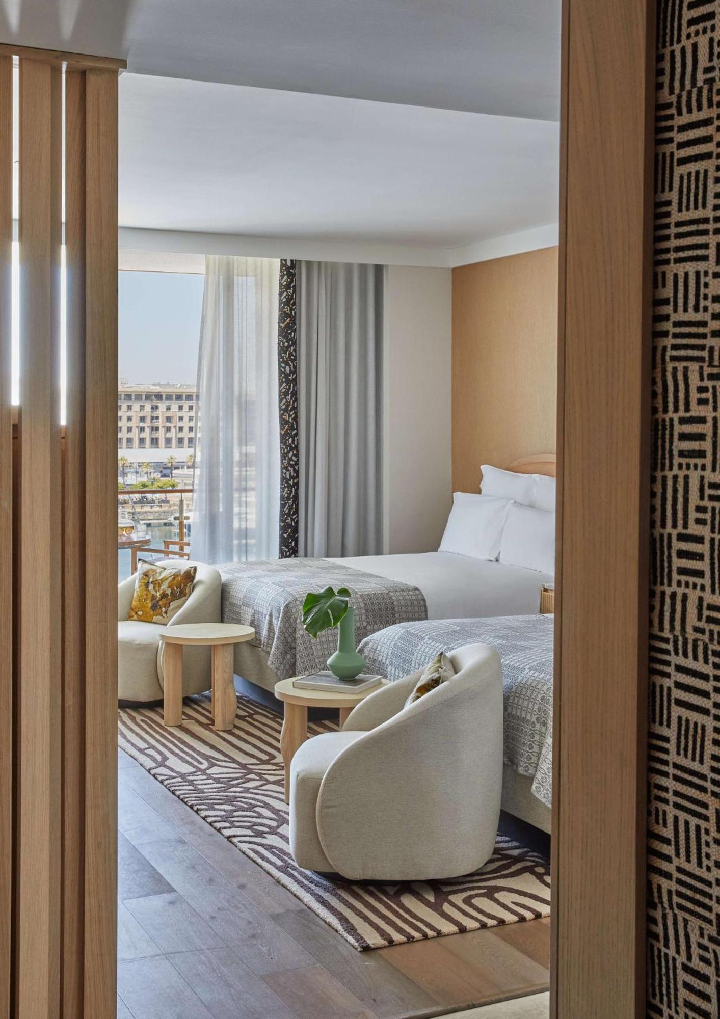Marina Doppelzimmer mit Queensize-Bett und Hafenblick