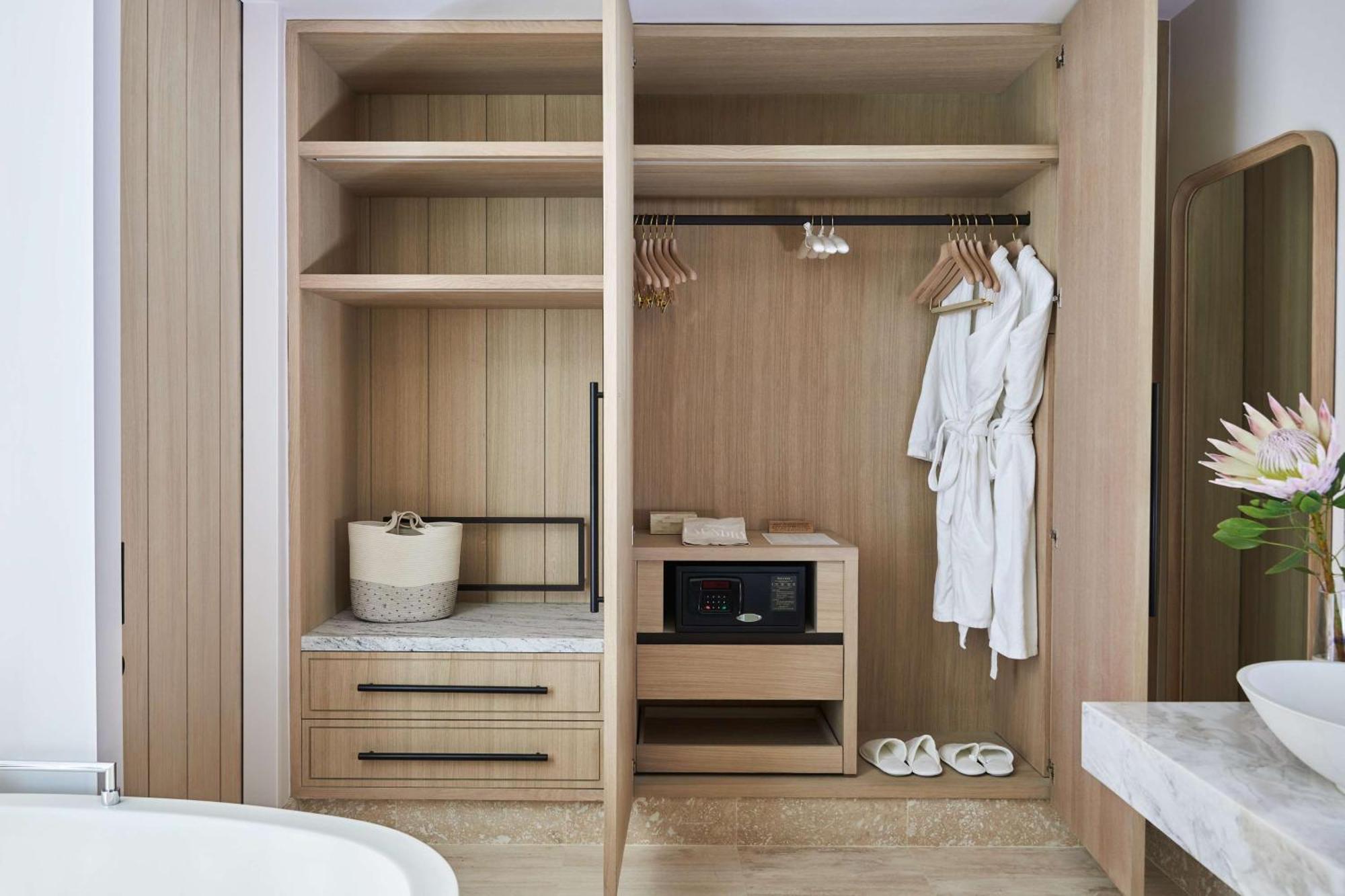 Marina Zimmer mit Kingsize-Bett und Hafenblick