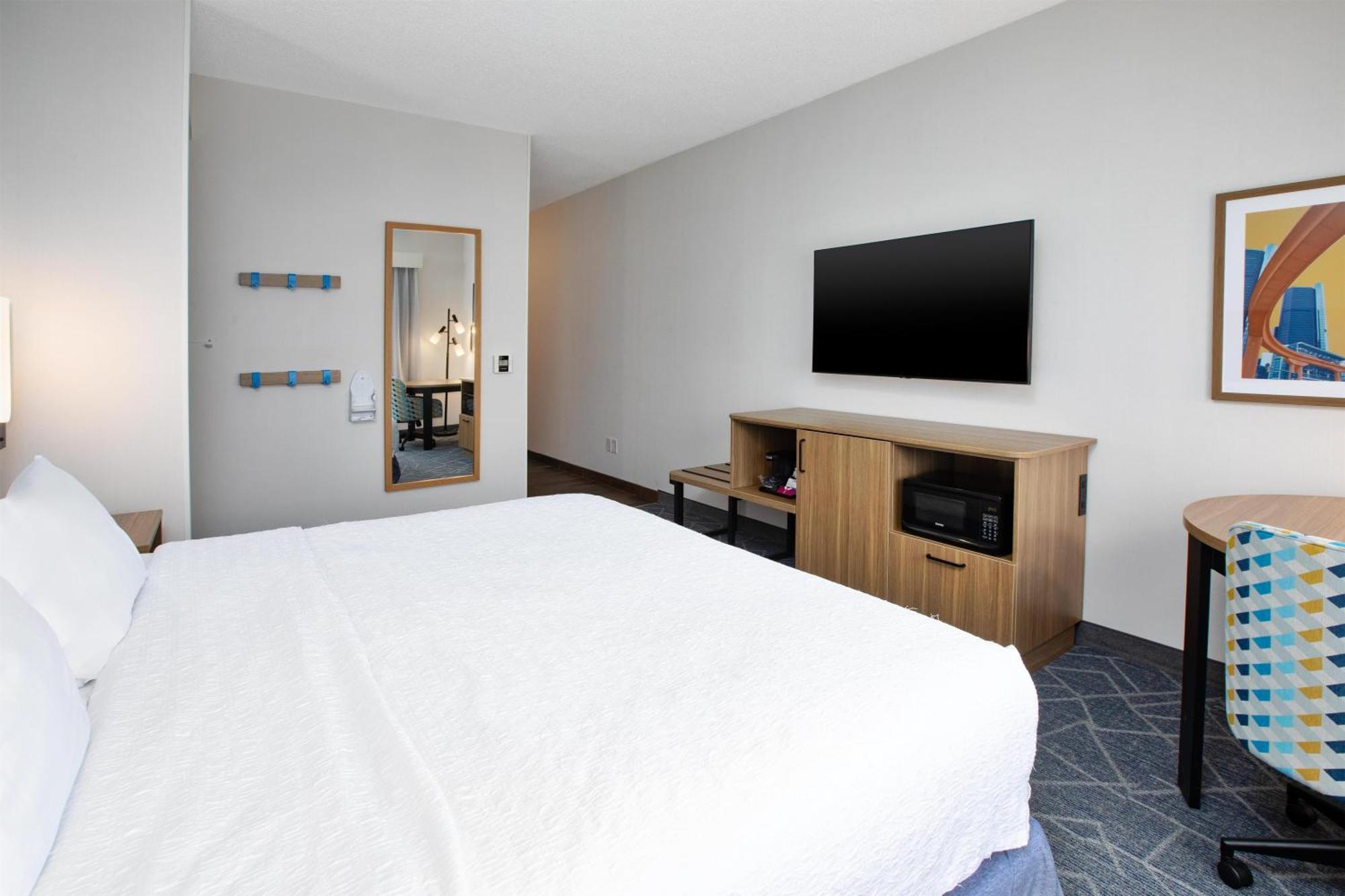 King Room with Tub - Mobility Accessible